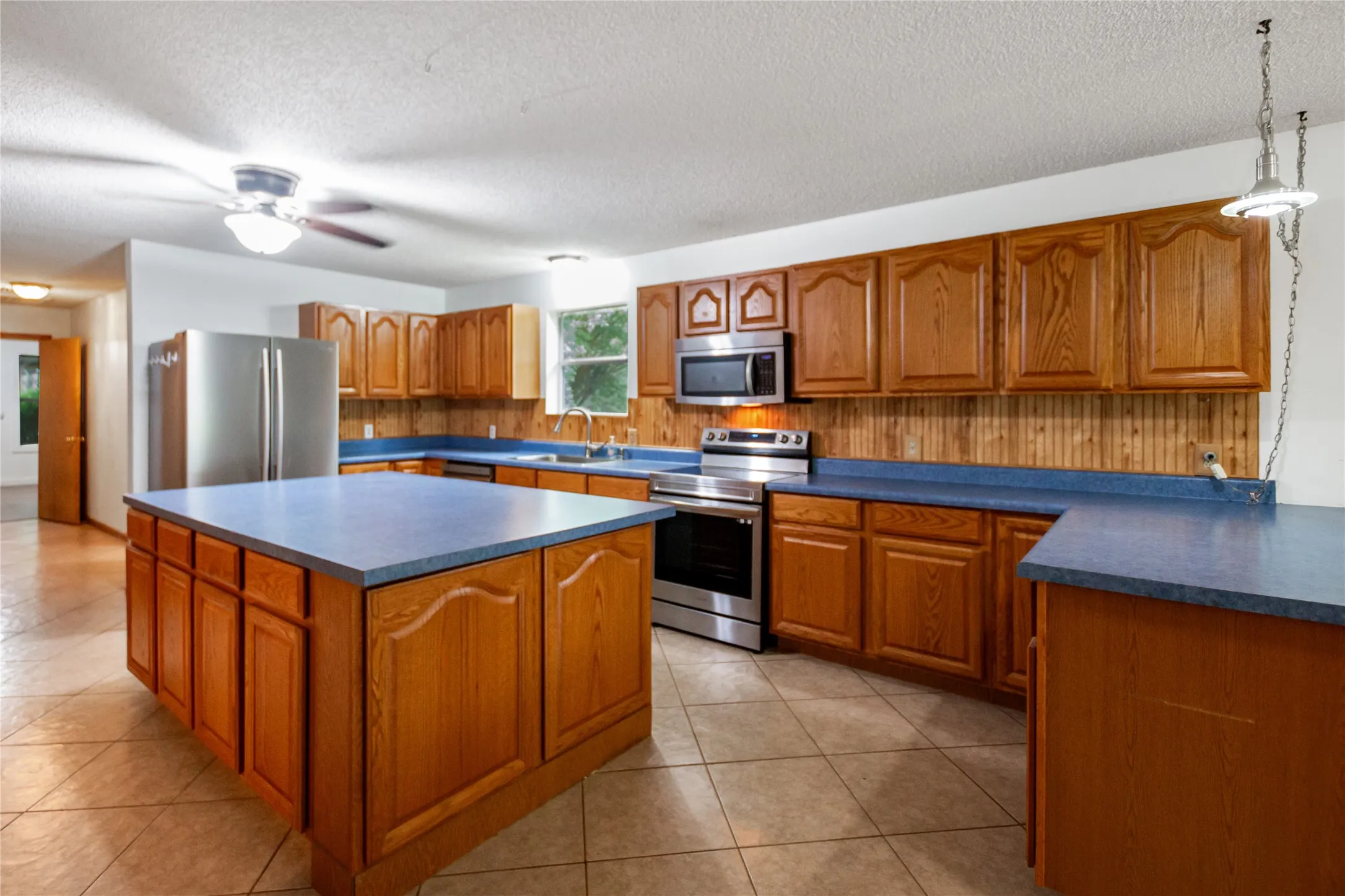 Single Family Residence For Sale in Henderson County , 781 S FM 315, Chandler, Texas 75758, 3 Bedroom, 2 Bathroom, 2 Garage spaces, 3,700 Sqft, built in 2009, mls#21291415, Real Estate Agent in Chandler, Homes For Sale in Henderson county, Homes For Sale in Chandler, Realtor in Chandler Texas, Real Estate Brokerage Independent Realty Texas, Luminita Cordes Realtor