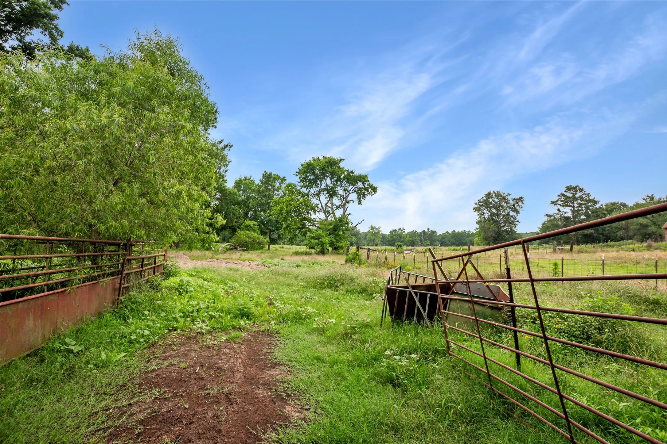 Single Family Residence For Sale in Henderson County , 781 S FM 315, Chandler, Texas 75758, 3 Bedroom, 2 Bathroom, 2 Garage spaces, 3,700 Sqft, built in 2009, mls#21291415, Real Estate Agent in Chandler, Homes For Sale in Henderson county, Homes For Sale in Chandler, Realtor in Chandler Texas, Real Estate Brokerage Independent Realty Texas, Luminita Cordes Realtor
