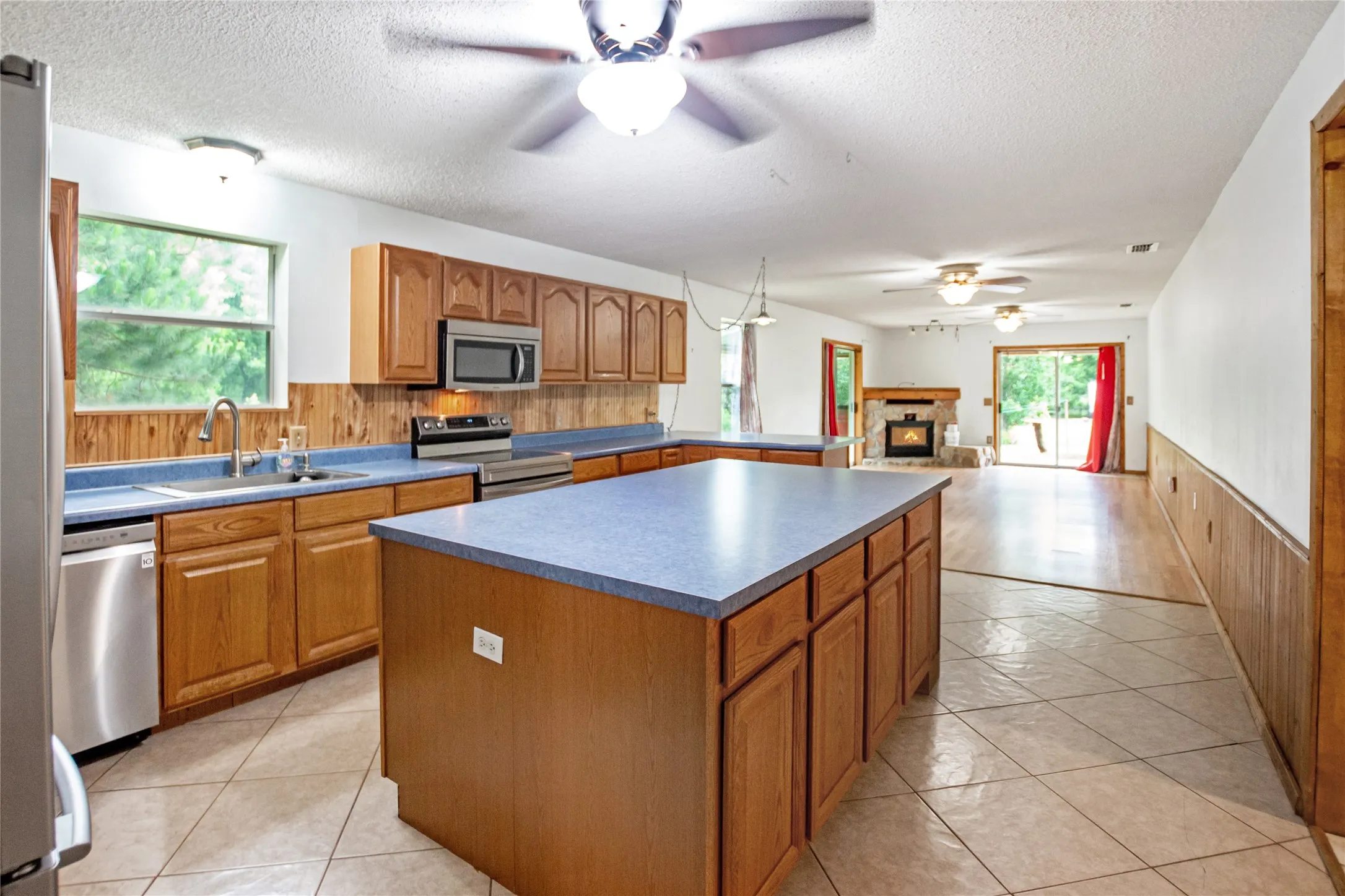 Single Family Residence For Sale in Henderson County , 781 S FM 315, Chandler, Texas 75758, 3 Bedroom, 2 Bathroom, 2 Garage spaces, 3,700 Sqft, built in 2009, mls#21291415, Real Estate Agent in Chandler, Homes For Sale in Henderson county, Homes For Sale in Chandler, Realtor in Chandler Texas, Real Estate Brokerage Independent Realty Texas, Luminita Cordes Realtor