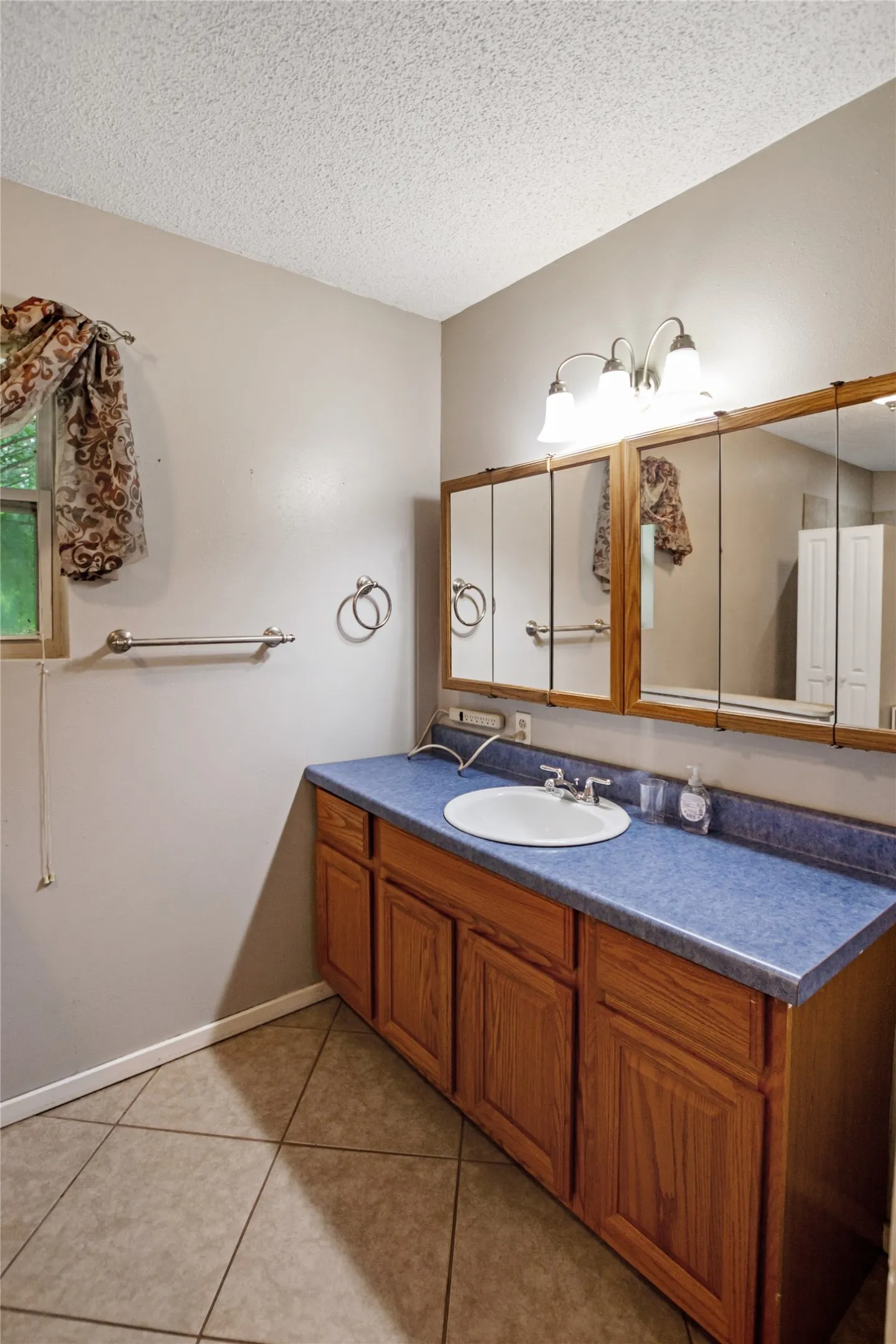Single Family Residence For Sale in Henderson County , 781 S FM 315, Chandler, Texas 75758, 3 Bedroom, 2 Bathroom, 2 Garage spaces, 3,700 Sqft, built in 2009, mls#21291415, Real Estate Agent in Chandler, Homes For Sale in Henderson county, Homes For Sale in Chandler, Realtor in Chandler Texas, Real Estate Brokerage Independent Realty Texas, Luminita Cordes Realtor