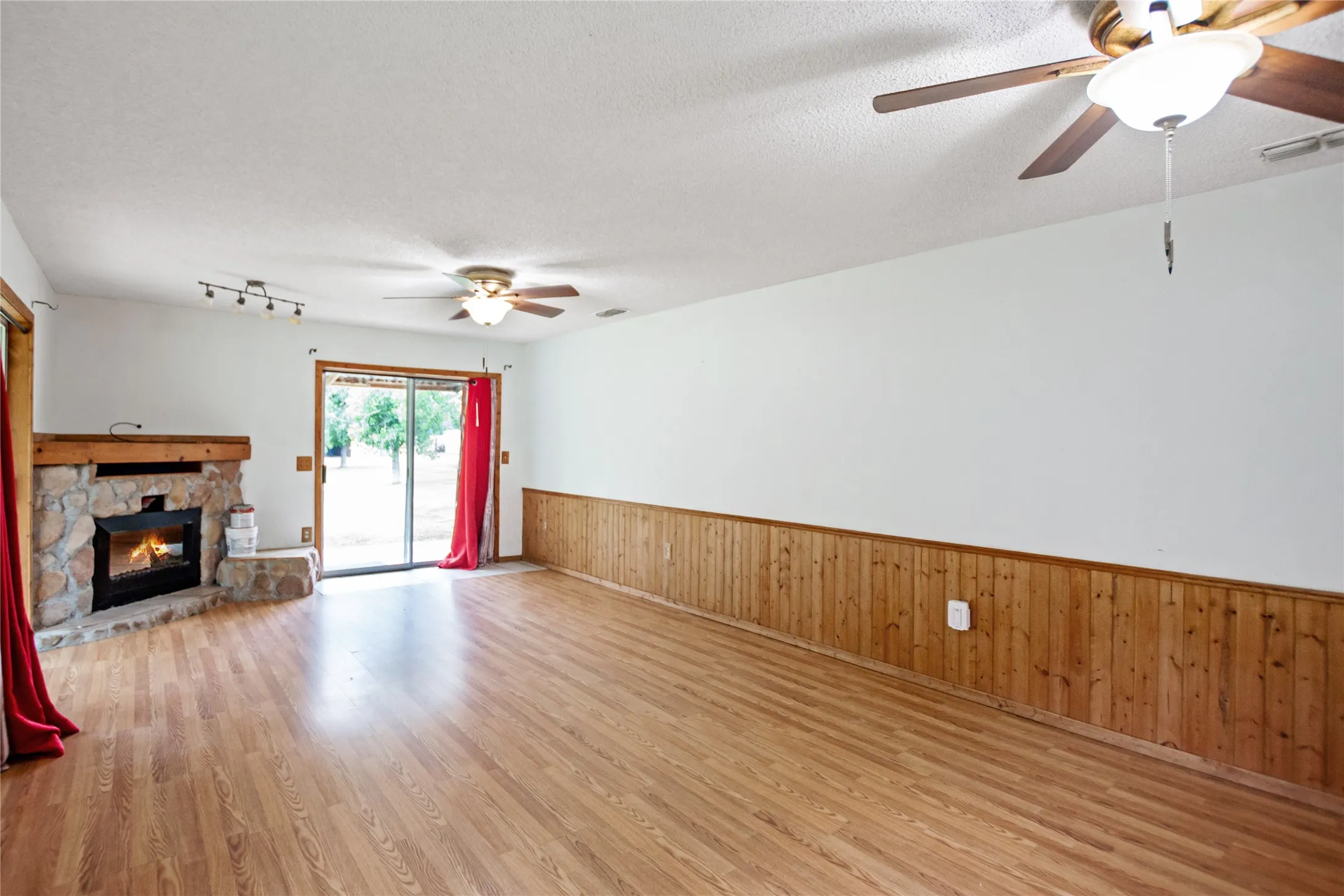 Single Family Residence For Sale in Henderson County , 781 S FM 315, Chandler, Texas 75758, 3 Bedroom, 2 Bathroom, 2 Garage spaces, 3,700 Sqft, built in 2009, mls#21291415, Real Estate Agent in Chandler, Homes For Sale in Henderson county, Homes For Sale in Chandler, Realtor in Chandler Texas, Real Estate Brokerage Independent Realty Texas, Luminita Cordes Realtor