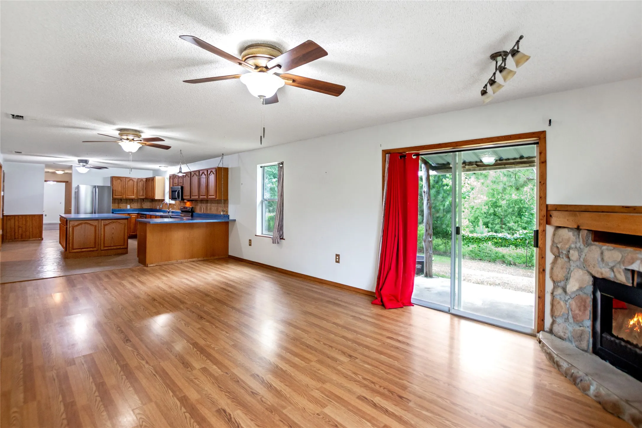 Single Family Residence For Sale in Henderson County , 781 S FM 315, Chandler, Texas 75758, 3 Bedroom, 2 Bathroom, 2 Garage spaces, 3,700 Sqft, built in 2009, mls#21291415, Real Estate Agent in Chandler, Homes For Sale in Henderson county, Homes For Sale in Chandler, Realtor in Chandler Texas, Real Estate Brokerage Independent Realty Texas, Luminita Cordes Realtor
