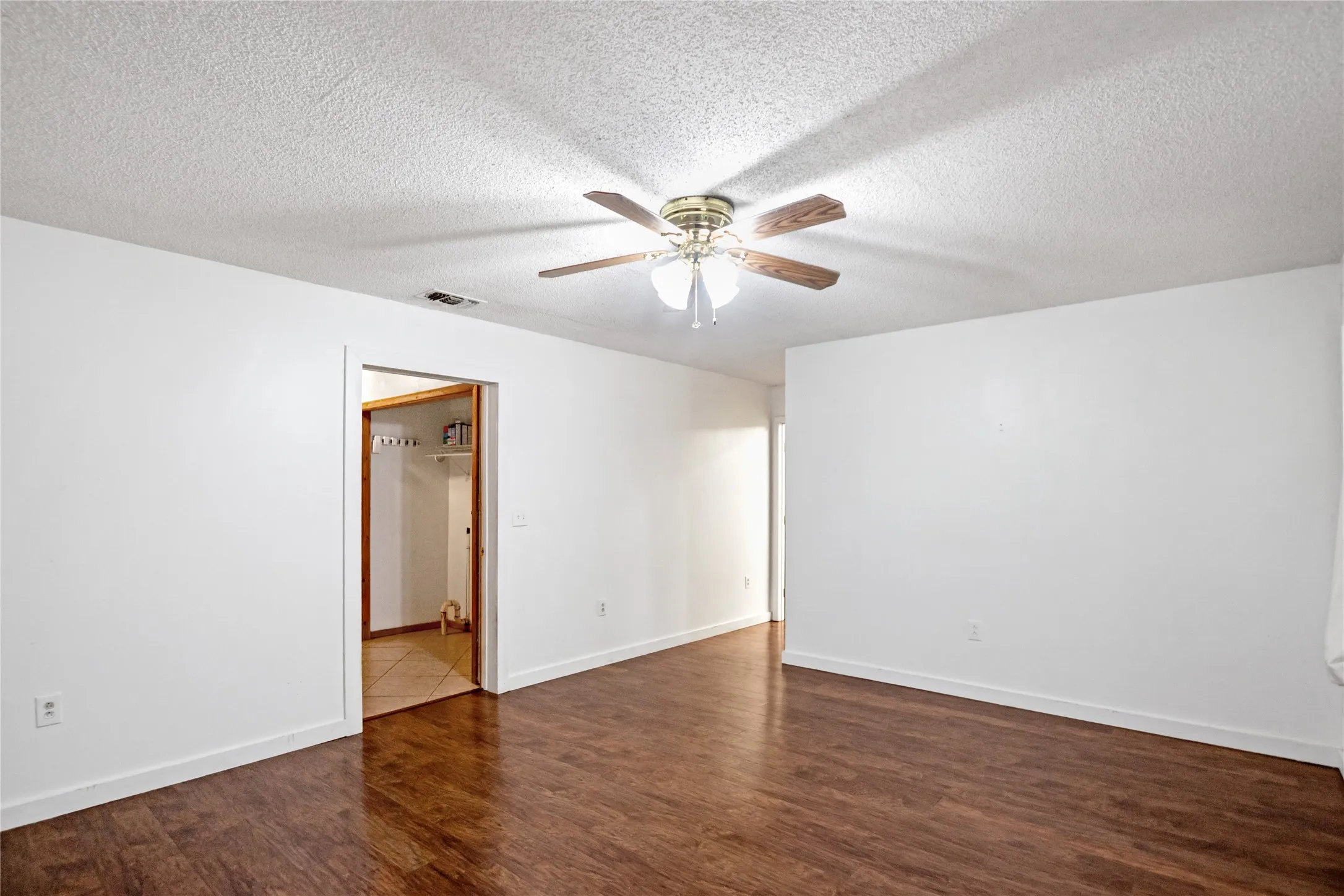 Single Family Residence For Sale in Henderson County , 781 S FM 315, Chandler, Texas 75758, 3 Bedroom, 2 Bathroom, 2 Garage spaces, 3,700 Sqft, built in 2009, mls#21291415, Real Estate Agent in Chandler, Homes For Sale in Henderson county, Homes For Sale in Chandler, Realtor in Chandler Texas, Real Estate Brokerage Independent Realty Texas, Luminita Cordes Realtor