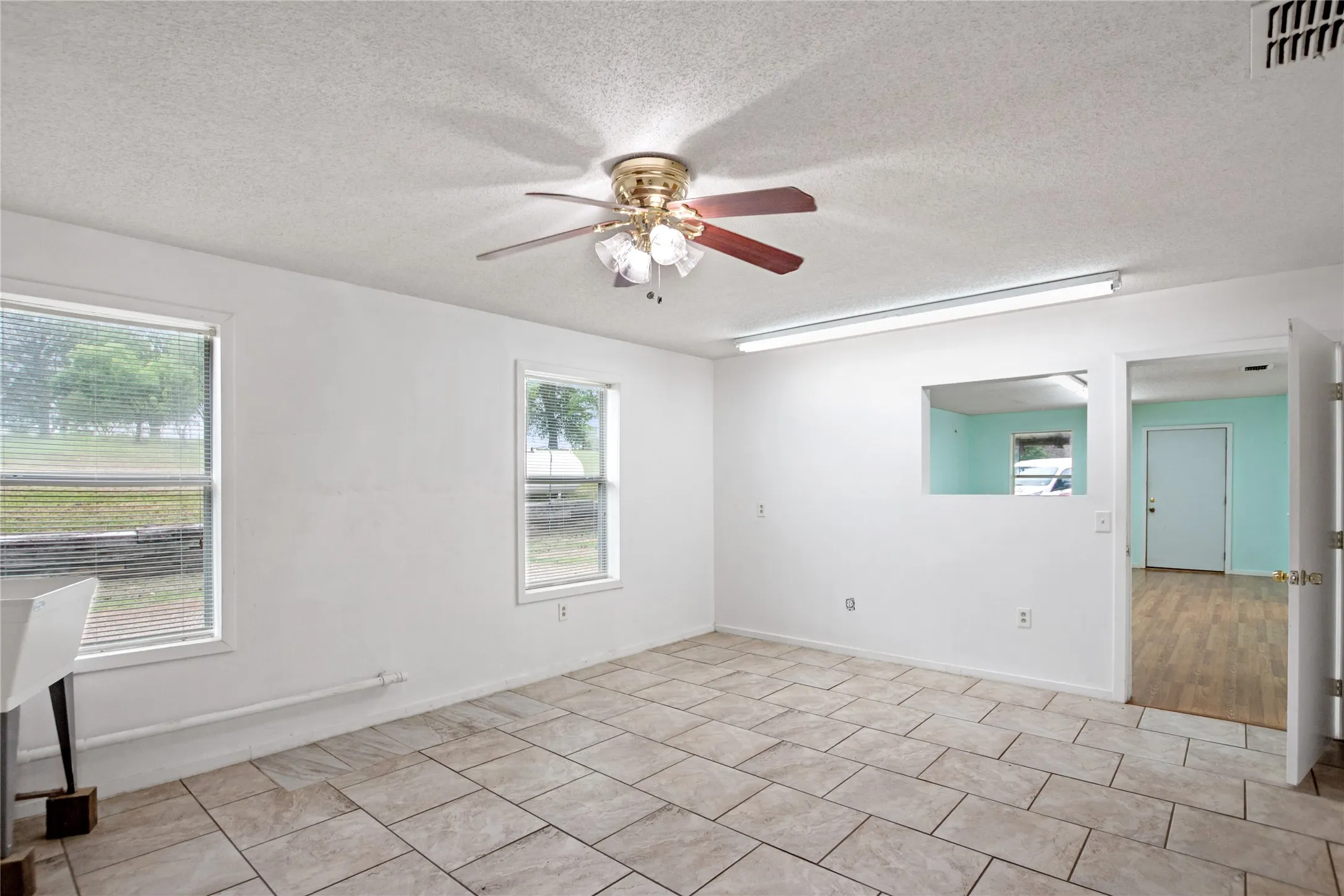 Single Family Residence For Sale in Henderson County , 781 S FM 315, Chandler, Texas 75758, 3 Bedroom, 2 Bathroom, 2 Garage spaces, 3,700 Sqft, built in 2009, mls#21291415, Real Estate Agent in Chandler, Homes For Sale in Henderson county, Homes For Sale in Chandler, Realtor in Chandler Texas, Real Estate Brokerage Independent Realty Texas, Luminita Cordes Realtor