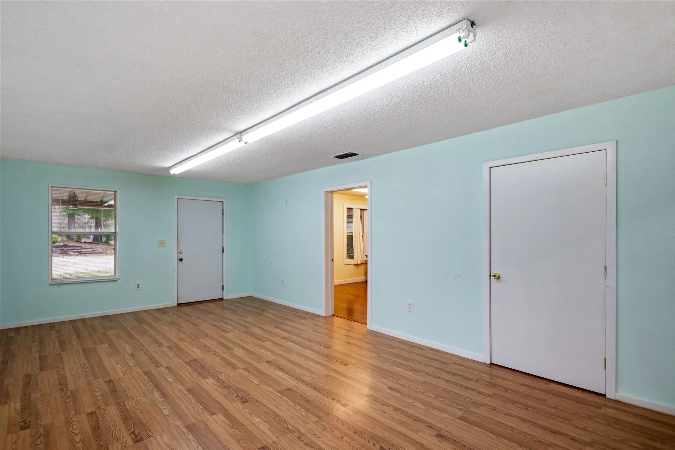 Single Family Residence For Sale in Henderson County , 781 S FM 315, Chandler, Texas 75758, 3 Bedroom, 2 Bathroom, 2 Garage spaces, 3,700 Sqft, built in 2009, mls#21291415, Real Estate Agent in Chandler, Homes For Sale in Henderson county, Homes For Sale in Chandler, Realtor in Chandler Texas, Real Estate Brokerage Independent Realty Texas, Luminita Cordes Realtor