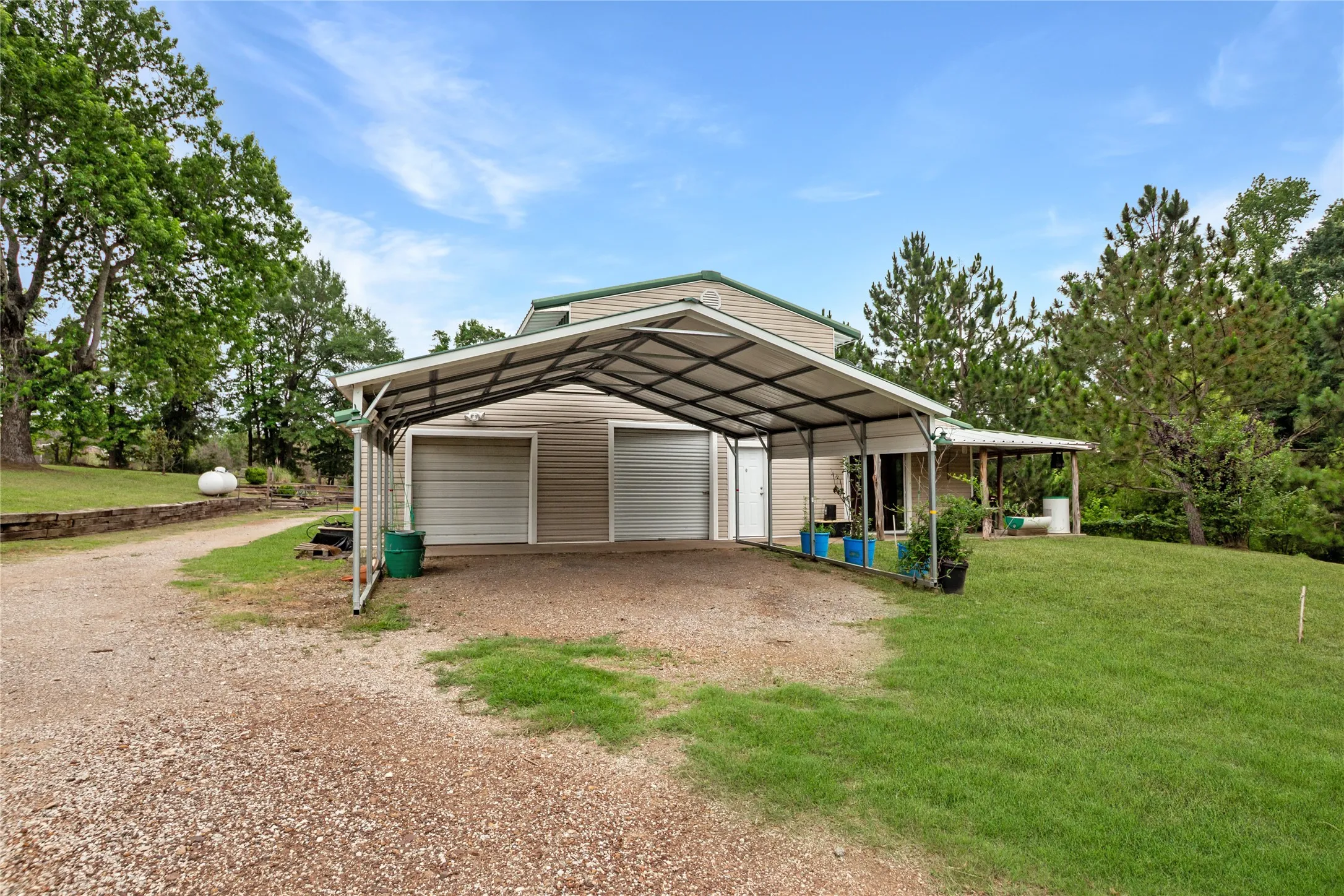 Single Family Residence For Sale in Henderson County , 781 S FM 315, Chandler, Texas 75758, 3 Bedroom, 2 Bathroom, 2 Garage spaces, 3,700 Sqft, built in 2009, mls#21291415, Real Estate Agent in Chandler, Homes For Sale in Henderson county, Homes For Sale in Chandler, Realtor in Chandler Texas, Real Estate Brokerage Independent Realty Texas, Luminita Cordes Realtor