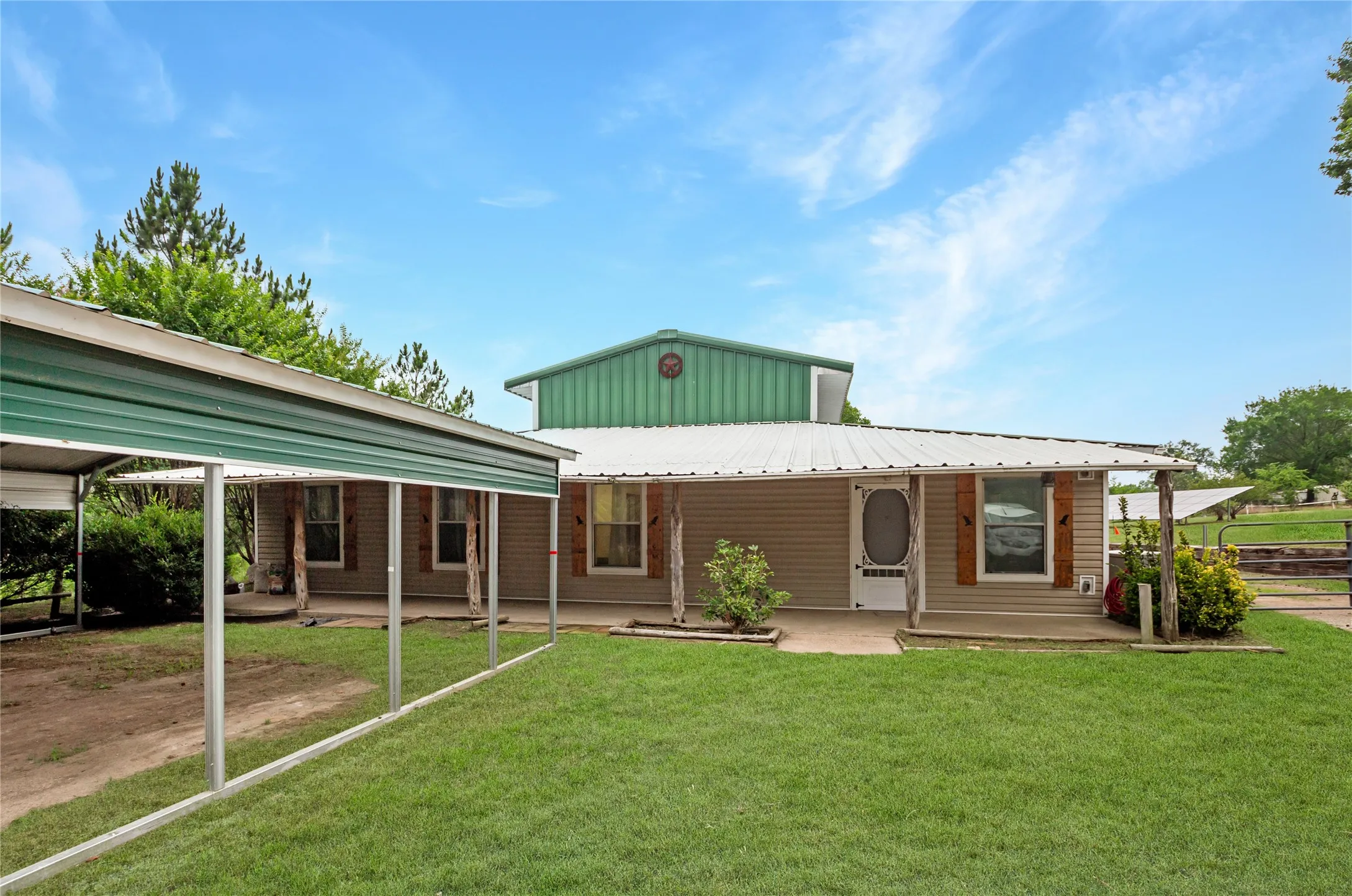 Single Family Residence For Sale in Henderson County , 781 S FM 315, Chandler, Texas 75758, 3 Bedroom, 2 Bathroom, 2 Garage spaces, 3,700 Sqft, built in 2009, mls#21291415, Real Estate Agent in Chandler, Homes For Sale in Henderson county, Homes For Sale in Chandler, Realtor in Chandler Texas, Real Estate Brokerage Independent Realty Texas, Luminita Cordes Realtor