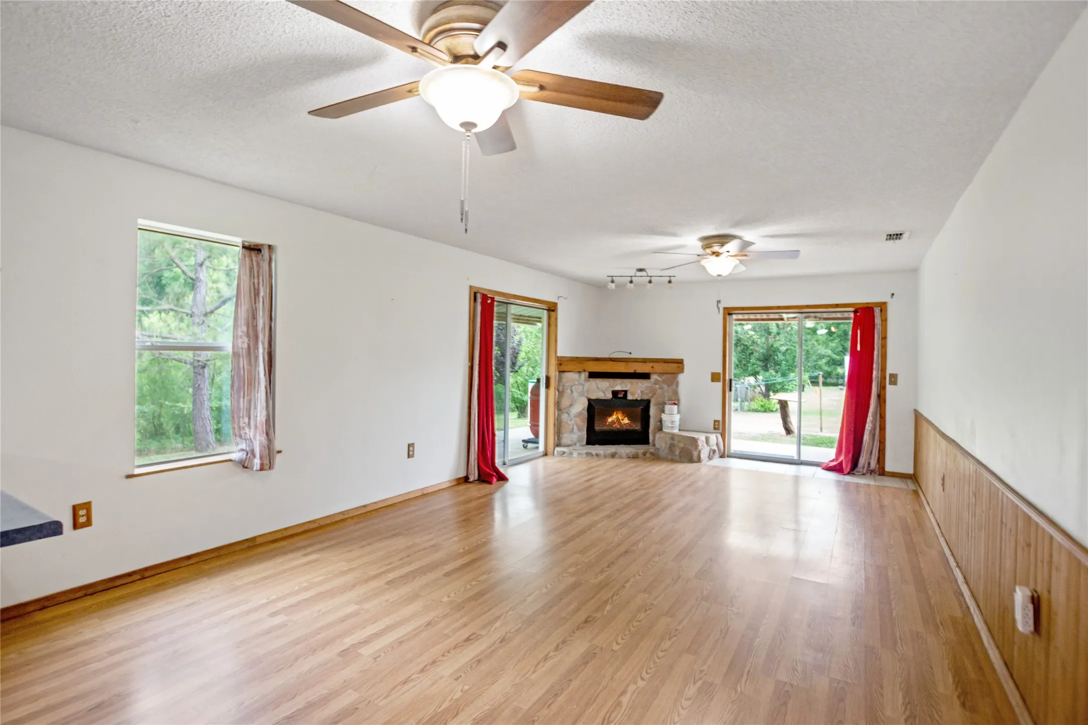 Single Family Residence For Sale in Henderson County , 781 S FM 315, Chandler, Texas 75758, 3 Bedroom, 2 Bathroom, 2 Garage spaces, 3,700 Sqft, built in 2009, mls#21291415, Real Estate Agent in Chandler, Homes For Sale in Henderson county, Homes For Sale in Chandler, Realtor in Chandler Texas, Real Estate Brokerage Independent Realty Texas, Luminita Cordes Realtor