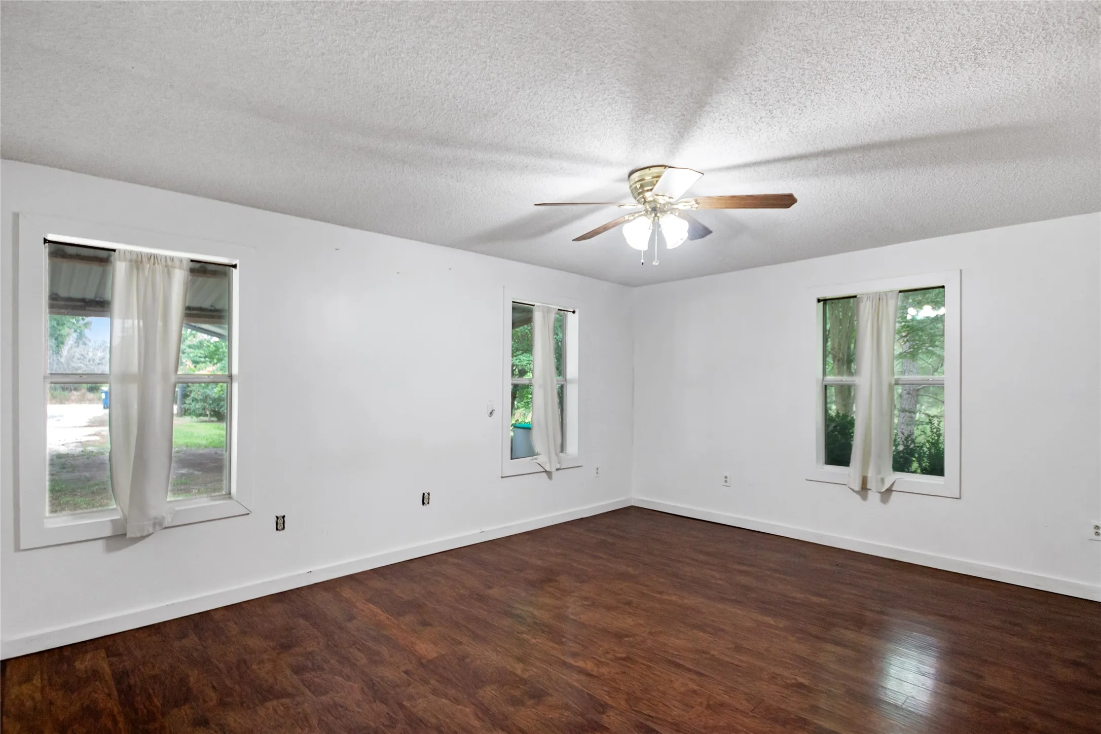 Single Family Residence For Sale in Henderson County , 781 S FM 315, Chandler, Texas 75758, 3 Bedroom, 2 Bathroom, 2 Garage spaces, 3,700 Sqft, built in 2009, mls#21291415, Real Estate Agent in Chandler, Homes For Sale in Henderson county, Homes For Sale in Chandler, Realtor in Chandler Texas, Real Estate Brokerage Independent Realty Texas, Luminita Cordes Realtor