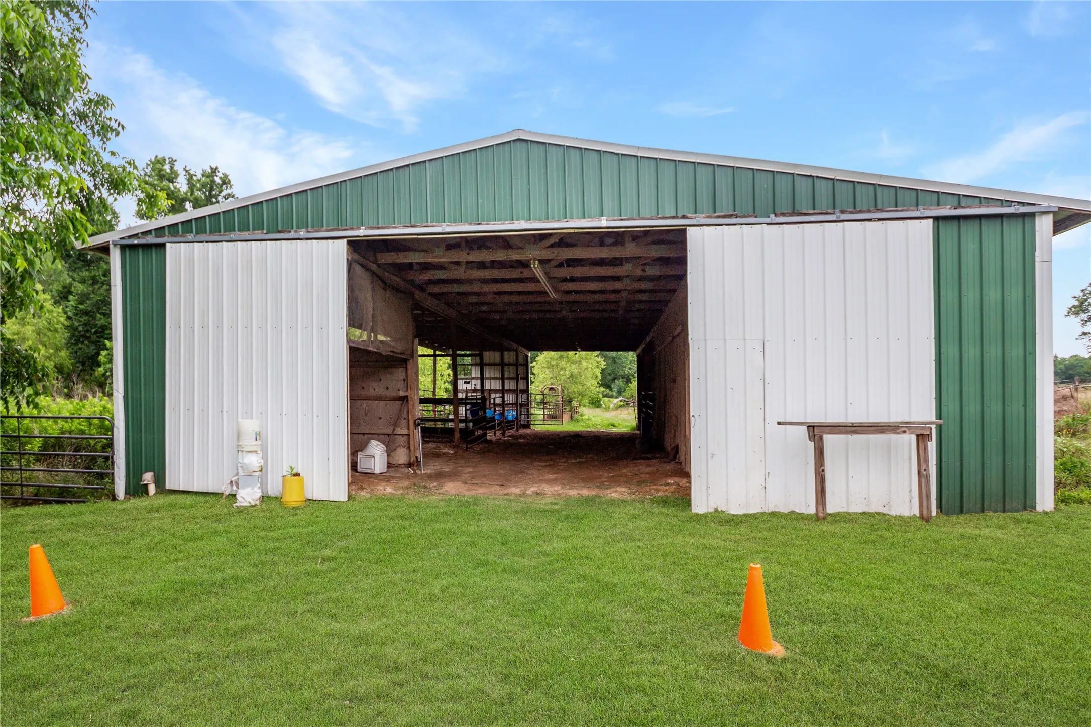 Single Family Residence For Sale in Henderson County , 781 S FM 315, Chandler, Texas 75758, 3 Bedroom, 2 Bathroom, 2 Garage spaces, 3,700 Sqft, built in 2009, mls#21291415, Real Estate Agent in Chandler, Homes For Sale in Henderson county, Homes For Sale in Chandler, Realtor in Chandler Texas, Real Estate Brokerage Independent Realty Texas, Luminita Cordes Realtor