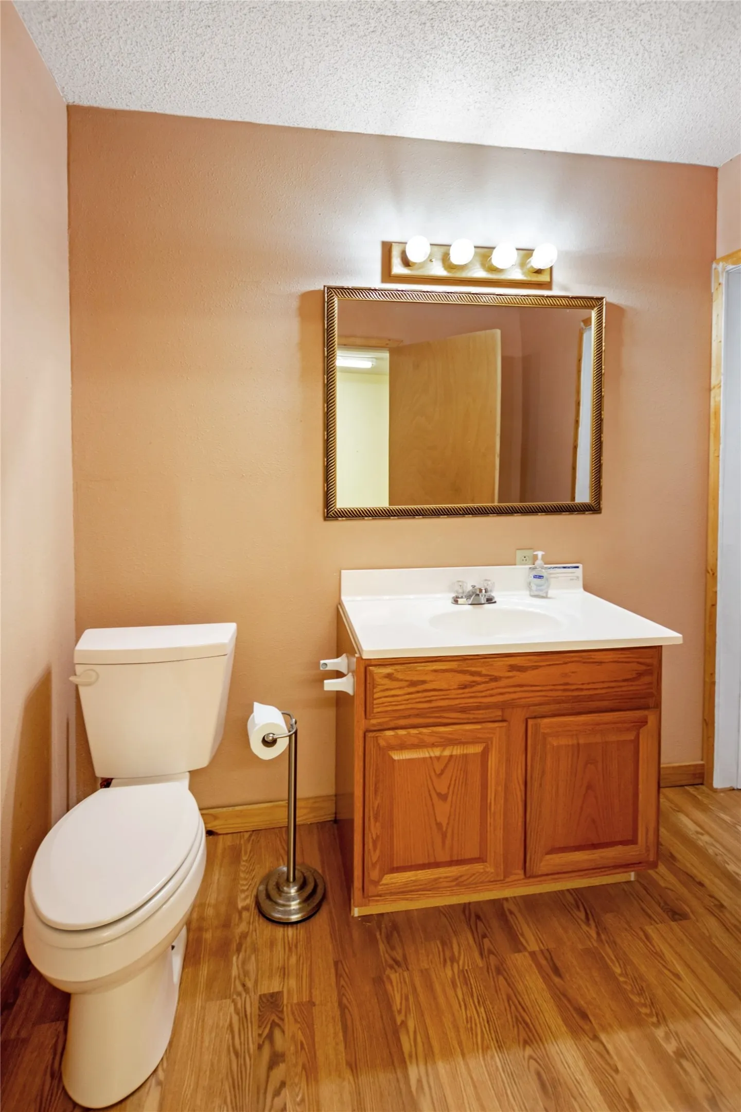 Single Family Residence For Sale in Henderson County , 781 S FM 315, Chandler, Texas 75758, 3 Bedroom, 2 Bathroom, 2 Garage spaces, 3,700 Sqft, built in 2009, mls#21291415, Real Estate Agent in Chandler, Homes For Sale in Henderson county, Homes For Sale in Chandler, Realtor in Chandler Texas, Real Estate Brokerage Independent Realty Texas, Luminita Cordes Realtor