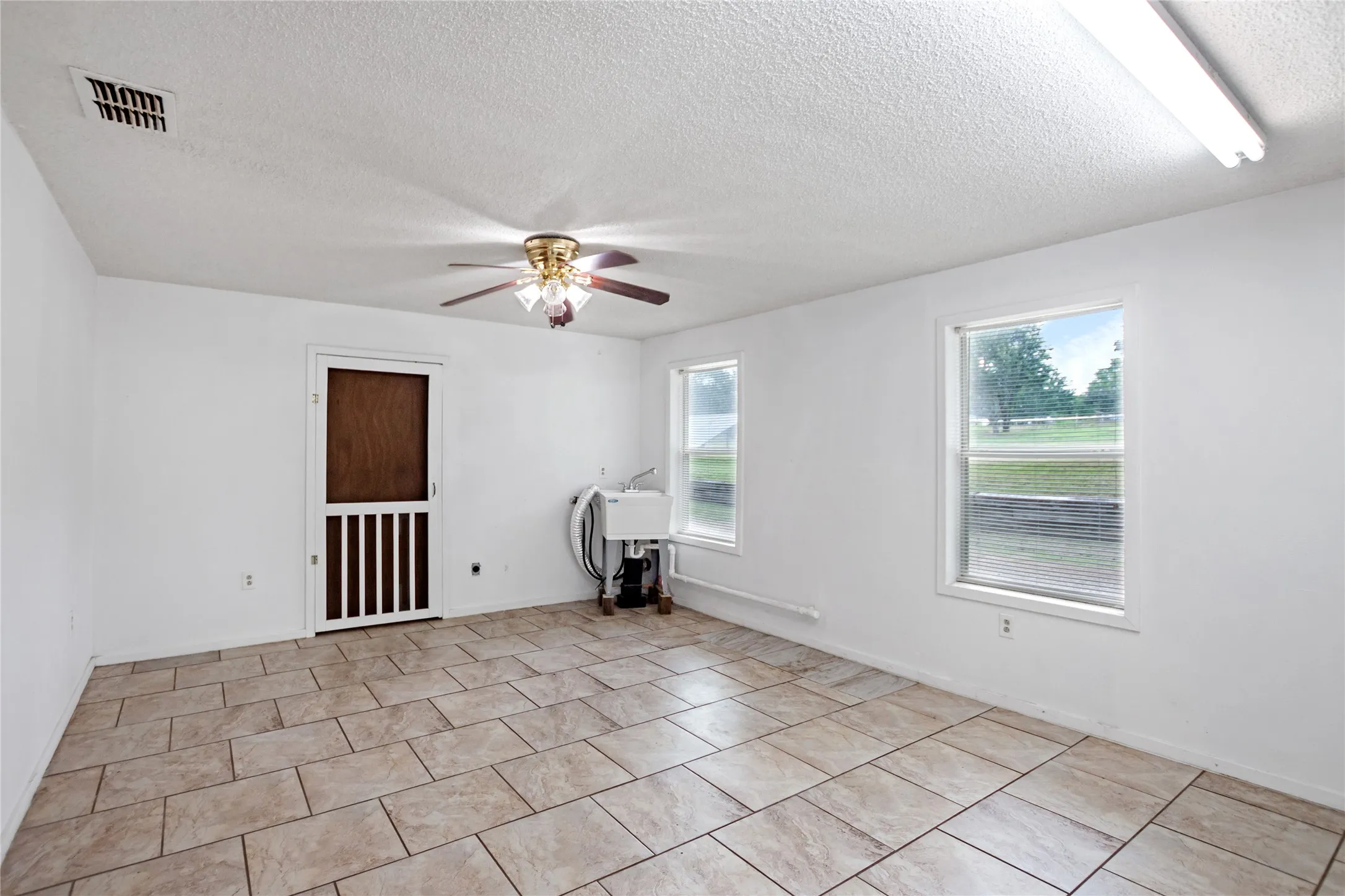 Single Family Residence For Sale in Henderson County , 781 S FM 315, Chandler, Texas 75758, 3 Bedroom, 2 Bathroom, 2 Garage spaces, 3,700 Sqft, built in 2009, mls#21291415, Real Estate Agent in Chandler, Homes For Sale in Henderson county, Homes For Sale in Chandler, Realtor in Chandler Texas, Real Estate Brokerage Independent Realty Texas, Luminita Cordes Realtor