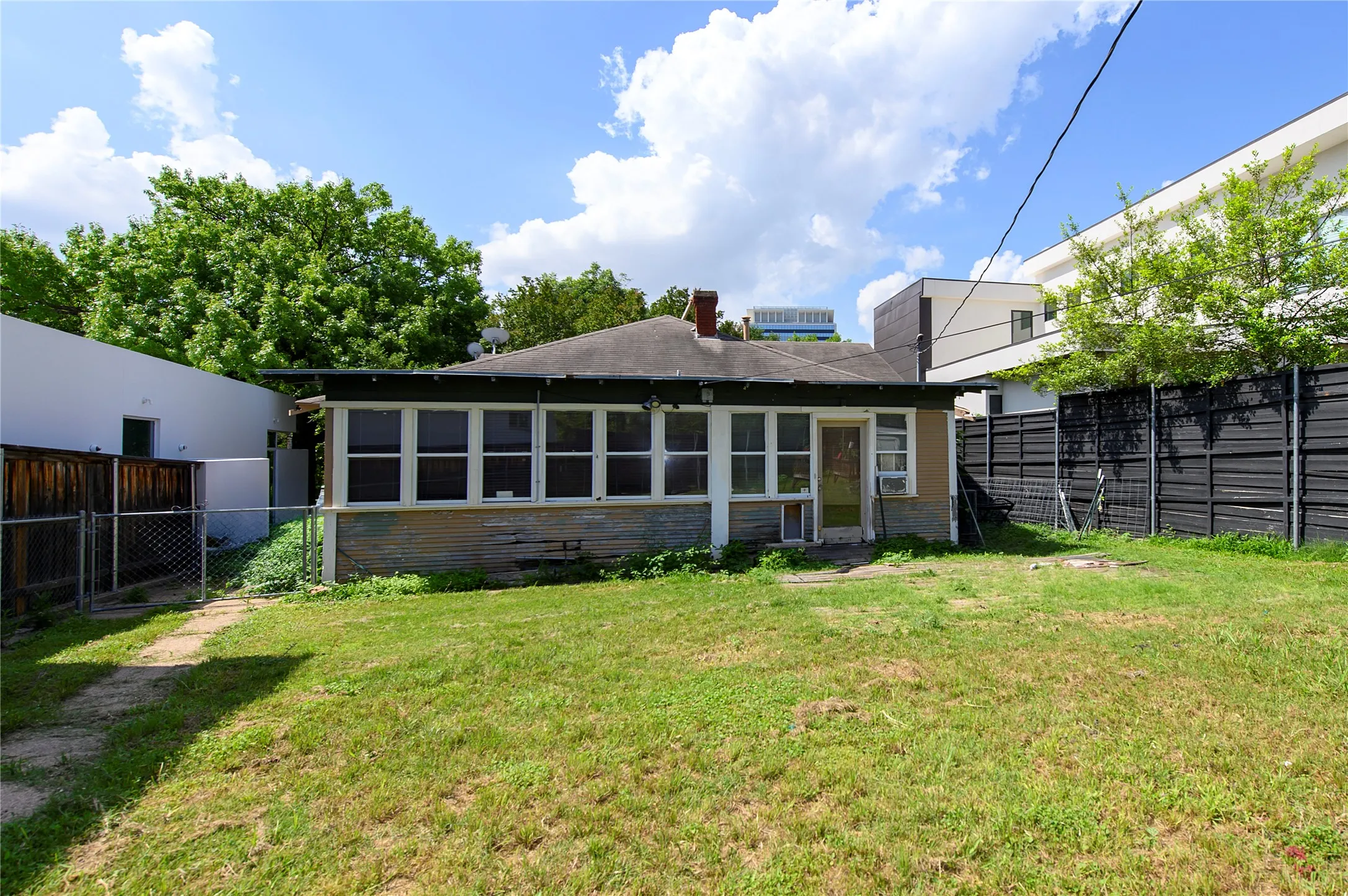 Single Family Residence For Sale in Dallas County , 4341 Avondale Avenue, Dallas, Texas 75219, 2 Bedrooms, 1 Bathroom, Garage spaces, 1,574 Sqft, built in 1938, Price $1,200,000, mls#21289683, Real Estate Agent in Dallas, Homes For Sale in Dallas county, Homes For Sale in Dallas, Realtor in Dallas Texas, Real Estate Brokerage Independent Realty Texas, Luminita Cordes Realtor