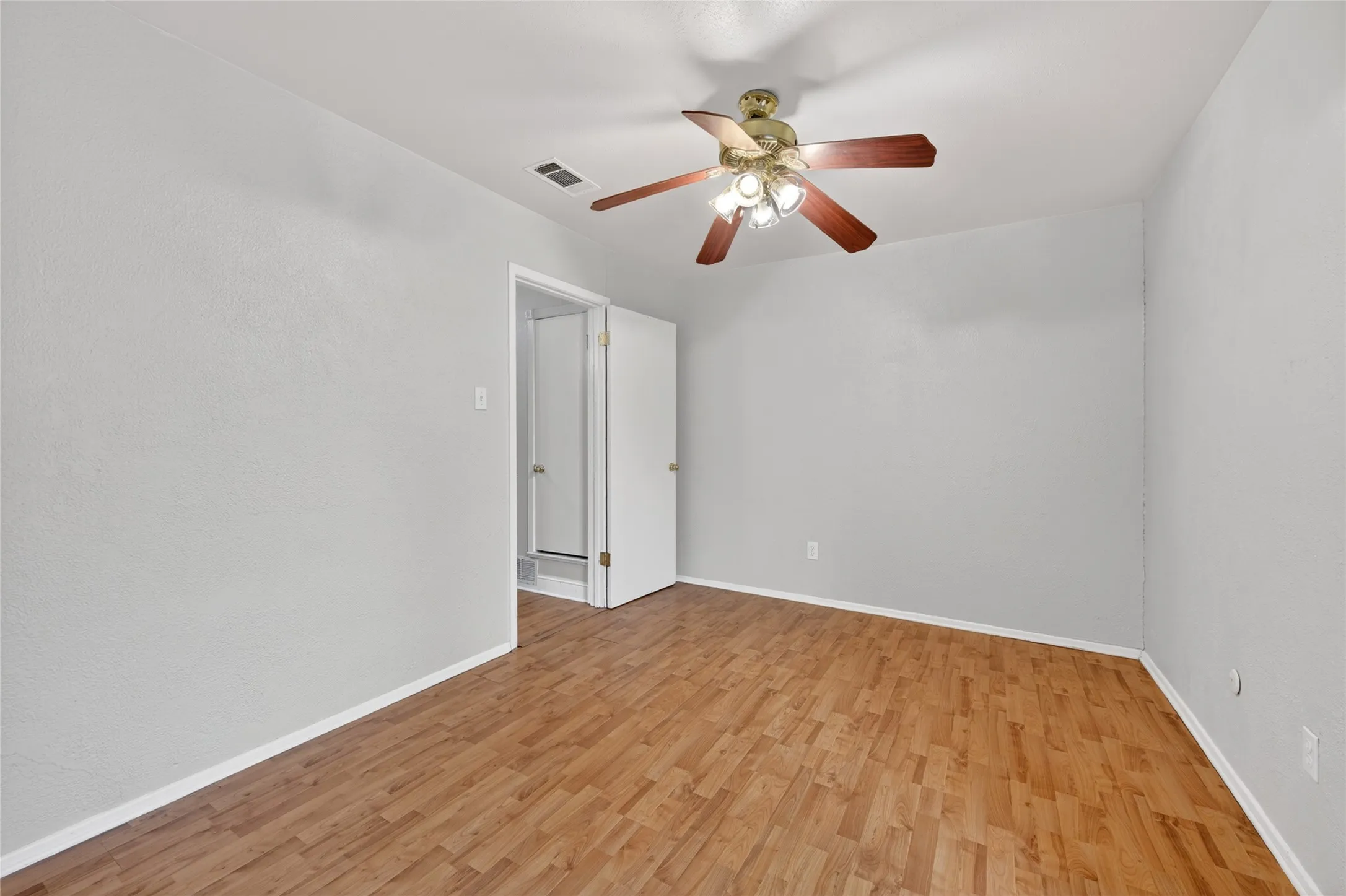 Single Family Residence For Sale in Tarrant County , 910 Kerry Street, Benbrook, Texas 76126, 4 Bedroom, 2 Bathroom, 2 Garage spaces, 1,451 Sqft, built in 1971, mls#21287185, Real Estate Agent in Benbrook, Homes For Sale in Tarrant county, Homes For Sale in Benbrook, Realtor in Benbrook Texas, Real Estate Brokerage Independent Realty Texas, Luminita Cordes Realtor