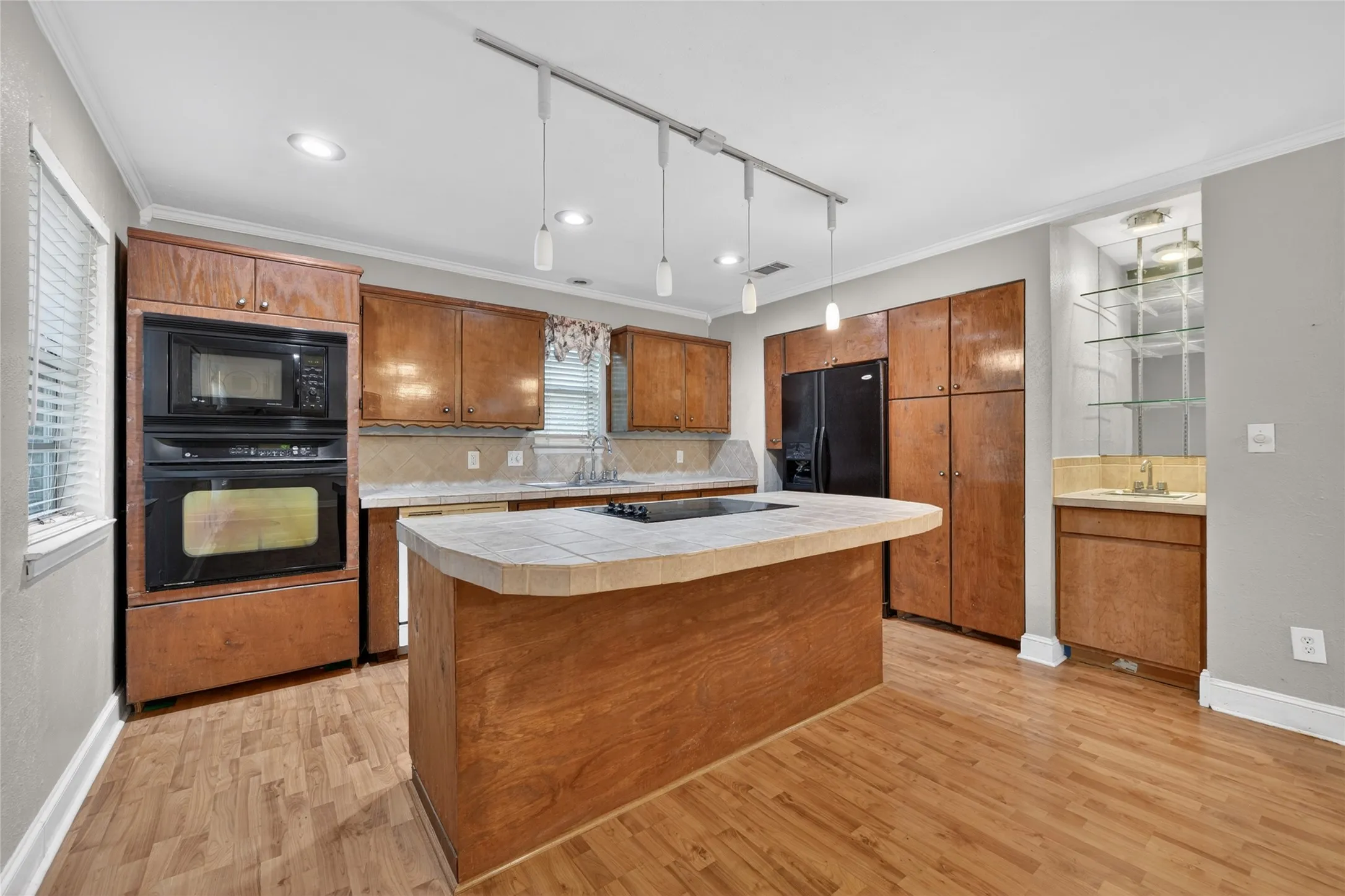 Single Family Residence For Sale in Tarrant County , 910 Kerry Street, Benbrook, Texas 76126, 4 Bedroom, 2 Bathroom, 2 Garage spaces, 1,451 Sqft, built in 1971, mls#21287185, Real Estate Agent in Benbrook, Homes For Sale in Tarrant county, Homes For Sale in Benbrook, Realtor in Benbrook Texas, Real Estate Brokerage Independent Realty Texas, Luminita Cordes Realtor