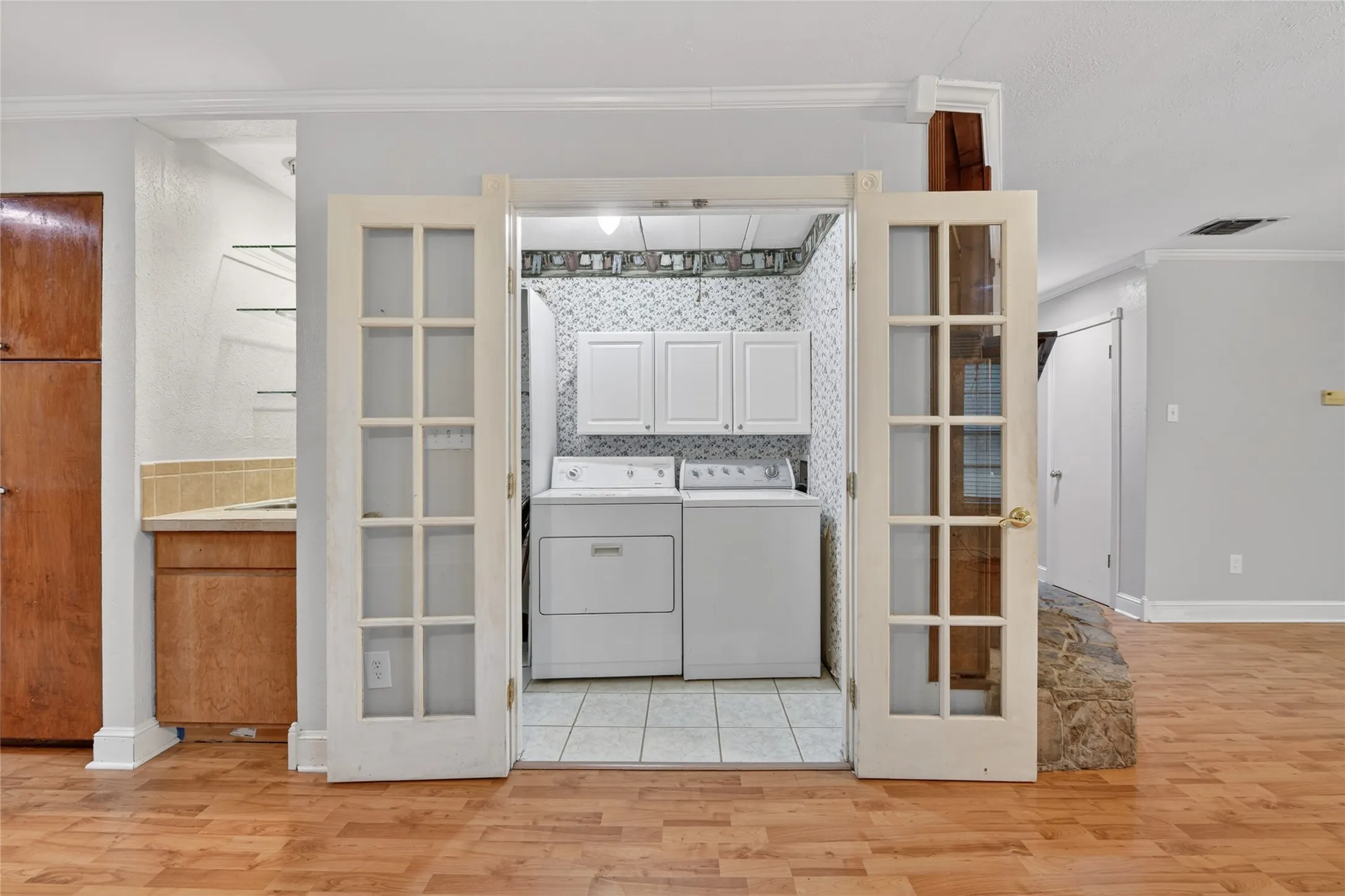 Single Family Residence For Sale in Tarrant County , 910 Kerry Street, Benbrook, Texas 76126, 4 Bedroom, 2 Bathroom, 2 Garage spaces, 1,451 Sqft, built in 1971, mls#21287185, Real Estate Agent in Benbrook, Homes For Sale in Tarrant county, Homes For Sale in Benbrook, Realtor in Benbrook Texas, Real Estate Brokerage Independent Realty Texas, Luminita Cordes Realtor
