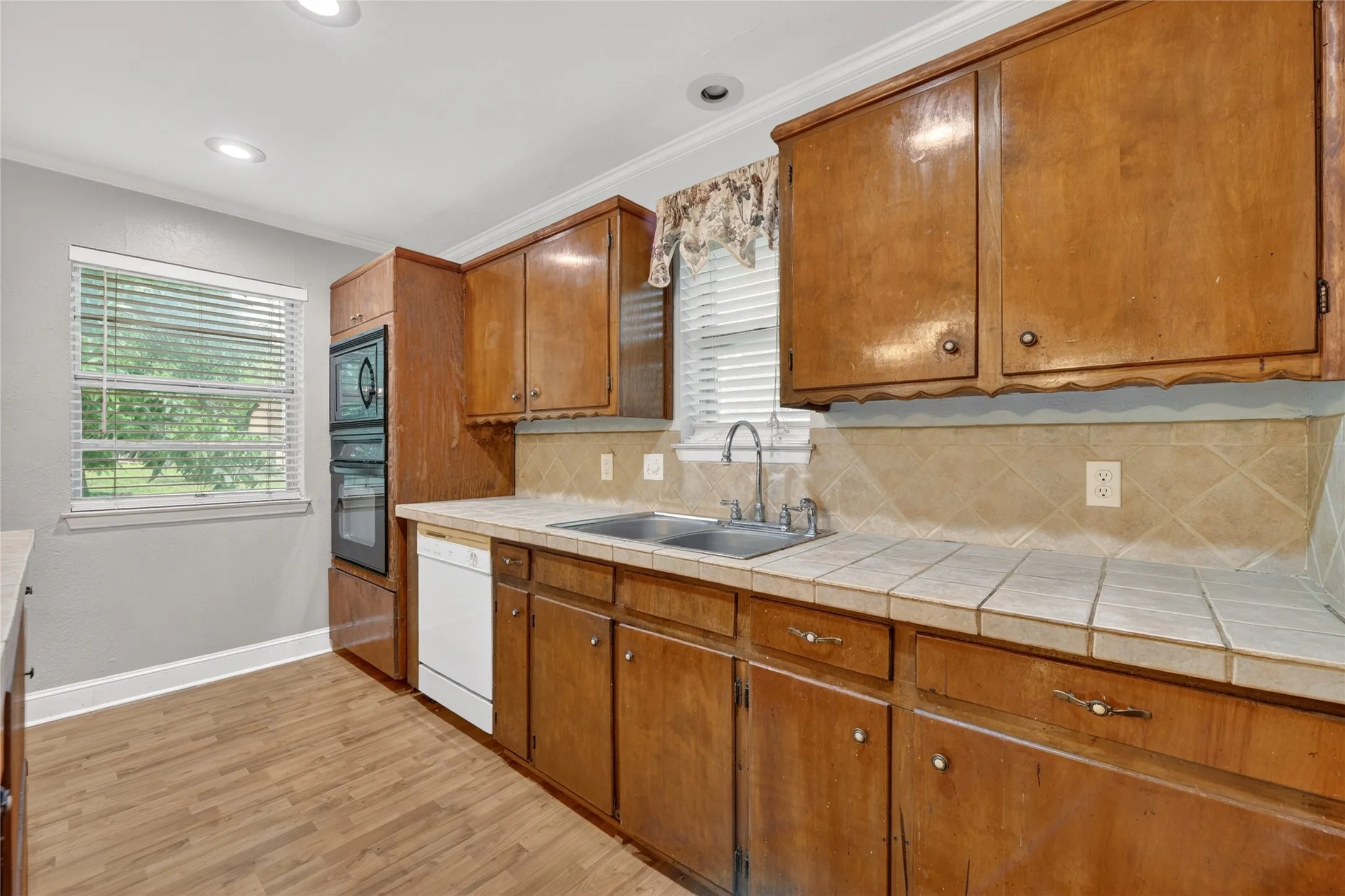 Single Family Residence For Sale in Tarrant County , 910 Kerry Street, Benbrook, Texas 76126, 4 Bedroom, 2 Bathroom, 2 Garage spaces, 1,451 Sqft, built in 1971, mls#21287185, Real Estate Agent in Benbrook, Homes For Sale in Tarrant county, Homes For Sale in Benbrook, Realtor in Benbrook Texas, Real Estate Brokerage Independent Realty Texas, Luminita Cordes Realtor