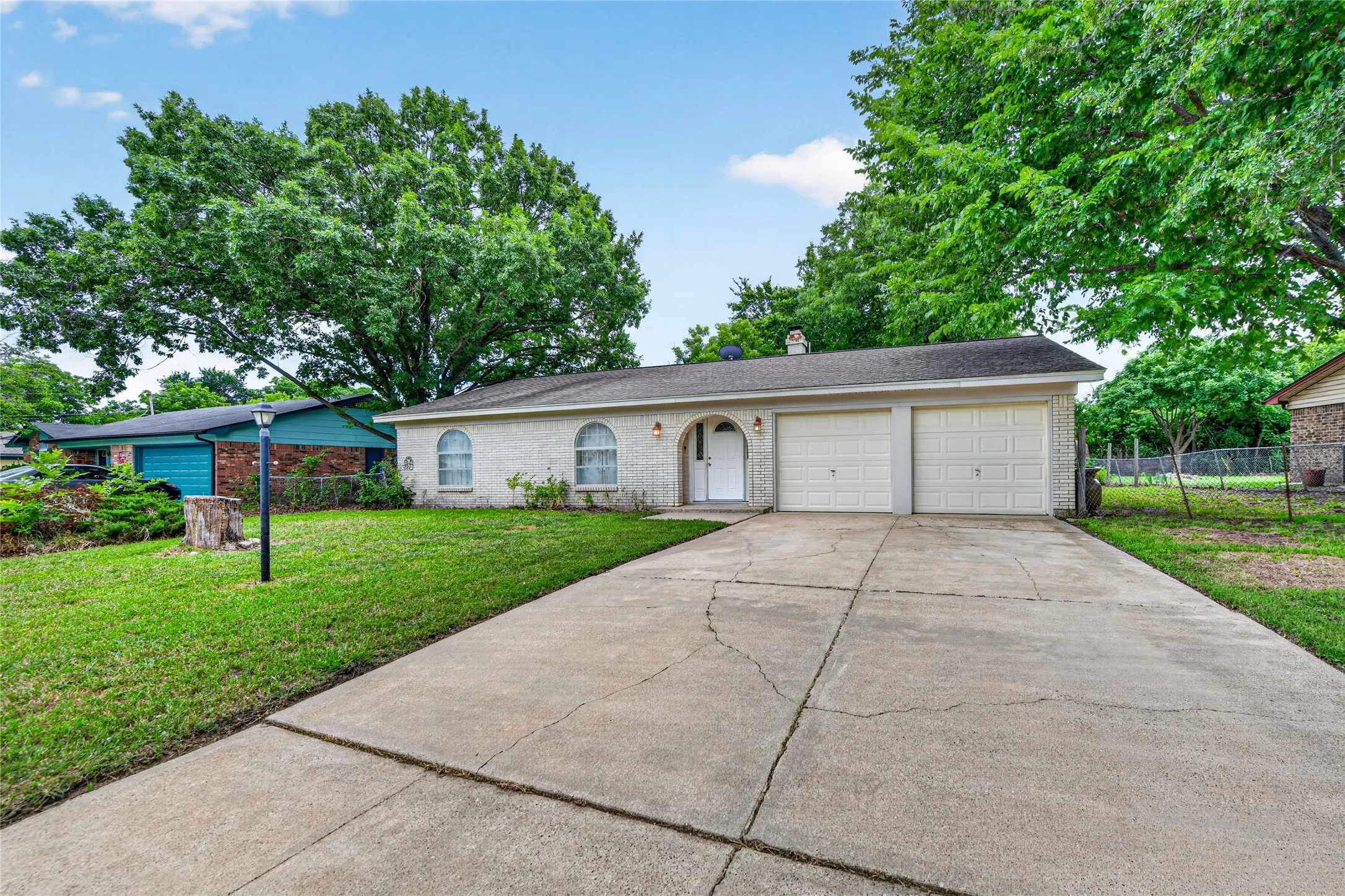 Single Family Residence For Sale in Tarrant County , 910 Kerry Street, Benbrook, Texas 76126, 4 Bedroom, 2 Bathroom, 2 Garage spaces, 1,451 Sqft, built in 1971, mls#21287185, Real Estate Agent in Benbrook, Homes For Sale in Tarrant county, Homes For Sale in Benbrook, Realtor in Benbrook Texas, Real Estate Brokerage Independent Realty Texas, Luminita Cordes Realtor