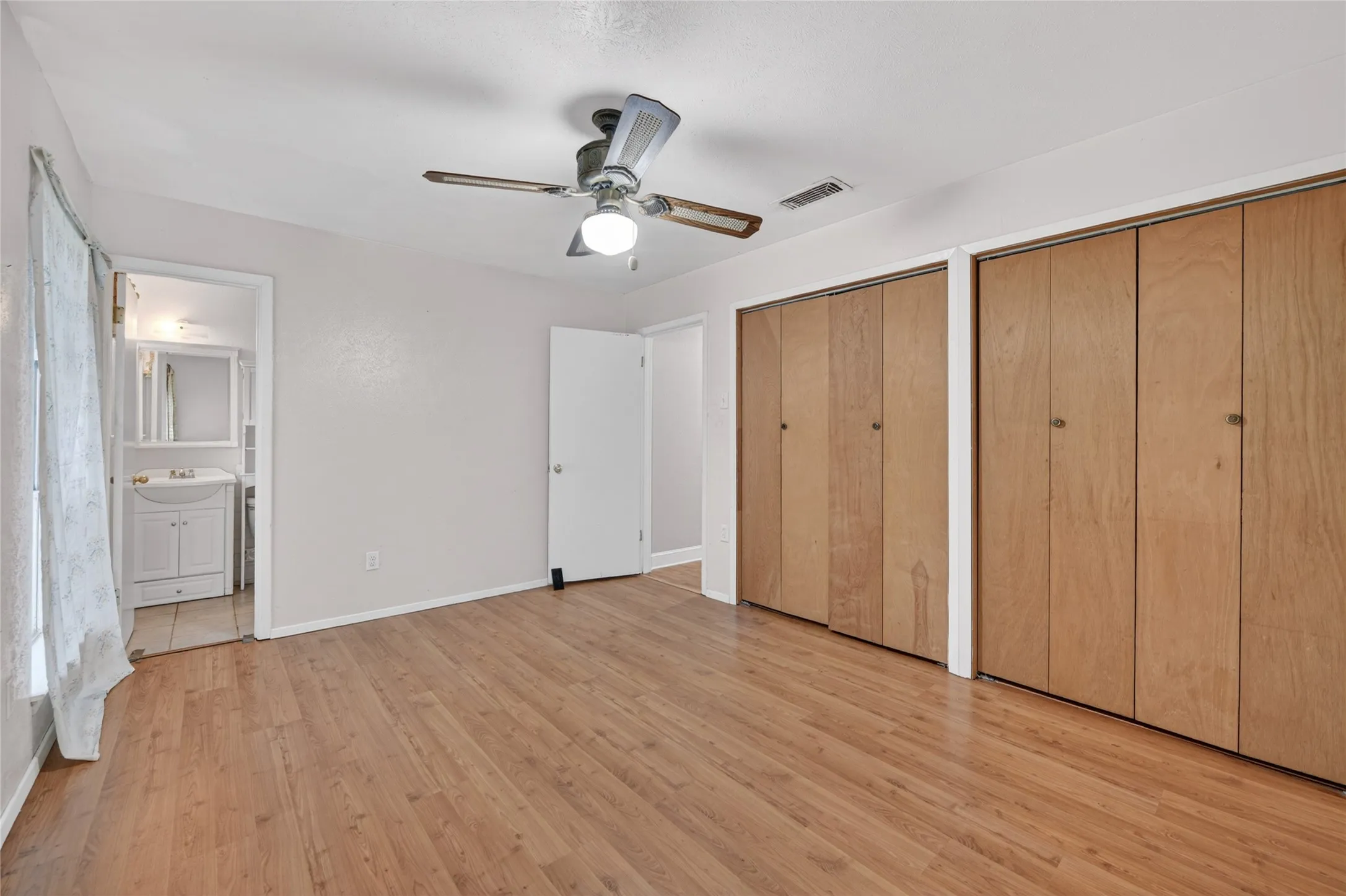Single Family Residence For Sale in Tarrant County , 910 Kerry Street, Benbrook, Texas 76126, 4 Bedroom, 2 Bathroom, 2 Garage spaces, 1,451 Sqft, built in 1971, mls#21287185, Real Estate Agent in Benbrook, Homes For Sale in Tarrant county, Homes For Sale in Benbrook, Realtor in Benbrook Texas, Real Estate Brokerage Independent Realty Texas, Luminita Cordes Realtor
