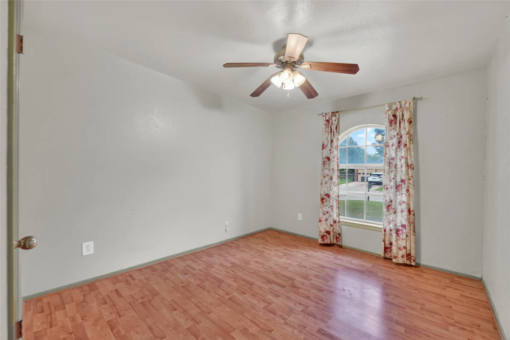 Single Family Residence For Sale in Tarrant County , 910 Kerry Street, Benbrook, Texas 76126, 4 Bedroom, 2 Bathroom, 2 Garage spaces, 1,451 Sqft, built in 1971, mls#21287185, Real Estate Agent in Benbrook, Homes For Sale in Tarrant county, Homes For Sale in Benbrook, Realtor in Benbrook Texas, Real Estate Brokerage Independent Realty Texas, Luminita Cordes Realtor