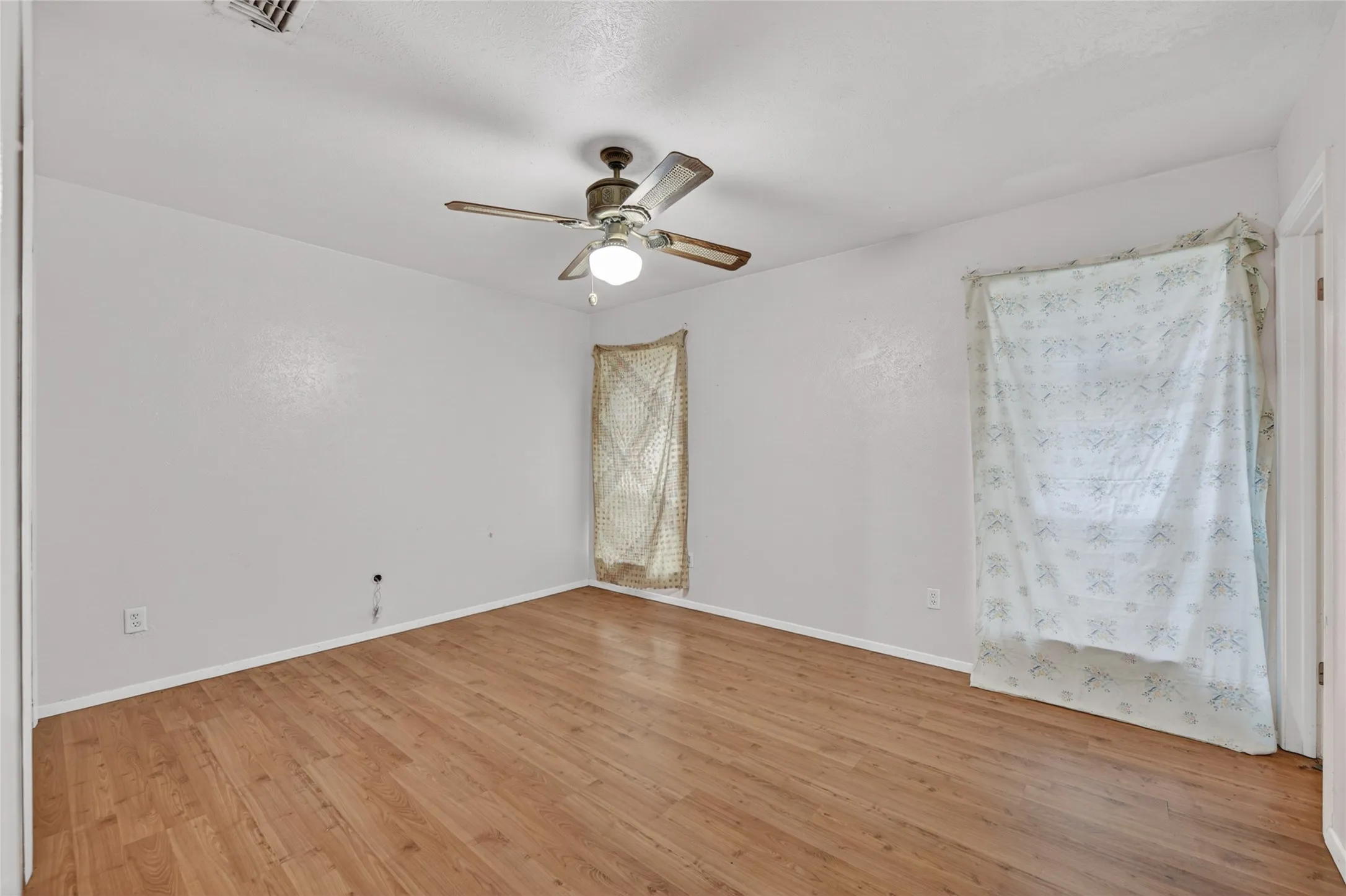 Single Family Residence For Sale in Tarrant County , 910 Kerry Street, Benbrook, Texas 76126, 4 Bedroom, 2 Bathroom, 2 Garage spaces, 1,451 Sqft, built in 1971, mls#21287185, Real Estate Agent in Benbrook, Homes For Sale in Tarrant county, Homes For Sale in Benbrook, Realtor in Benbrook Texas, Real Estate Brokerage Independent Realty Texas, Luminita Cordes Realtor