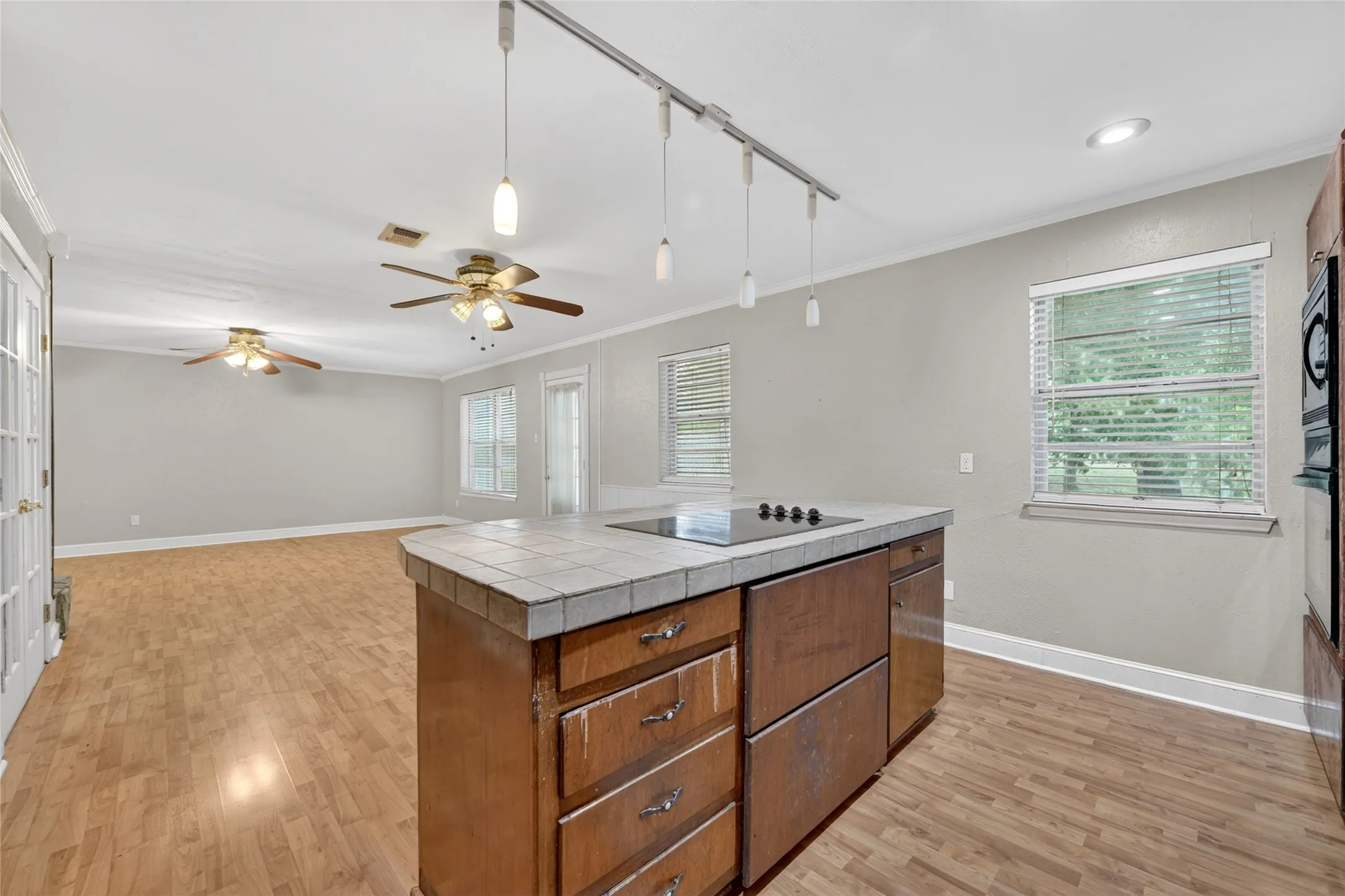 Single Family Residence For Sale in Tarrant County , 910 Kerry Street, Benbrook, Texas 76126, 4 Bedroom, 2 Bathroom, 2 Garage spaces, 1,451 Sqft, built in 1971, mls#21287185, Real Estate Agent in Benbrook, Homes For Sale in Tarrant county, Homes For Sale in Benbrook, Realtor in Benbrook Texas, Real Estate Brokerage Independent Realty Texas, Luminita Cordes Realtor
