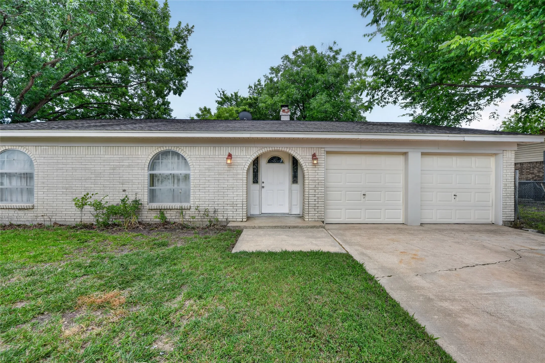 Single Family Residence For Sale in Tarrant County , 910 Kerry Street, Benbrook, Texas 76126, 4 Bedroom, 2 Bathroom, 2 Garage spaces, 1,451 Sqft, built in 1971, mls#21287185, Real Estate Agent in Benbrook, Homes For Sale in Tarrant county, Homes For Sale in Benbrook, Realtor in Benbrook Texas, Real Estate Brokerage Independent Realty Texas, Luminita Cordes Realtor