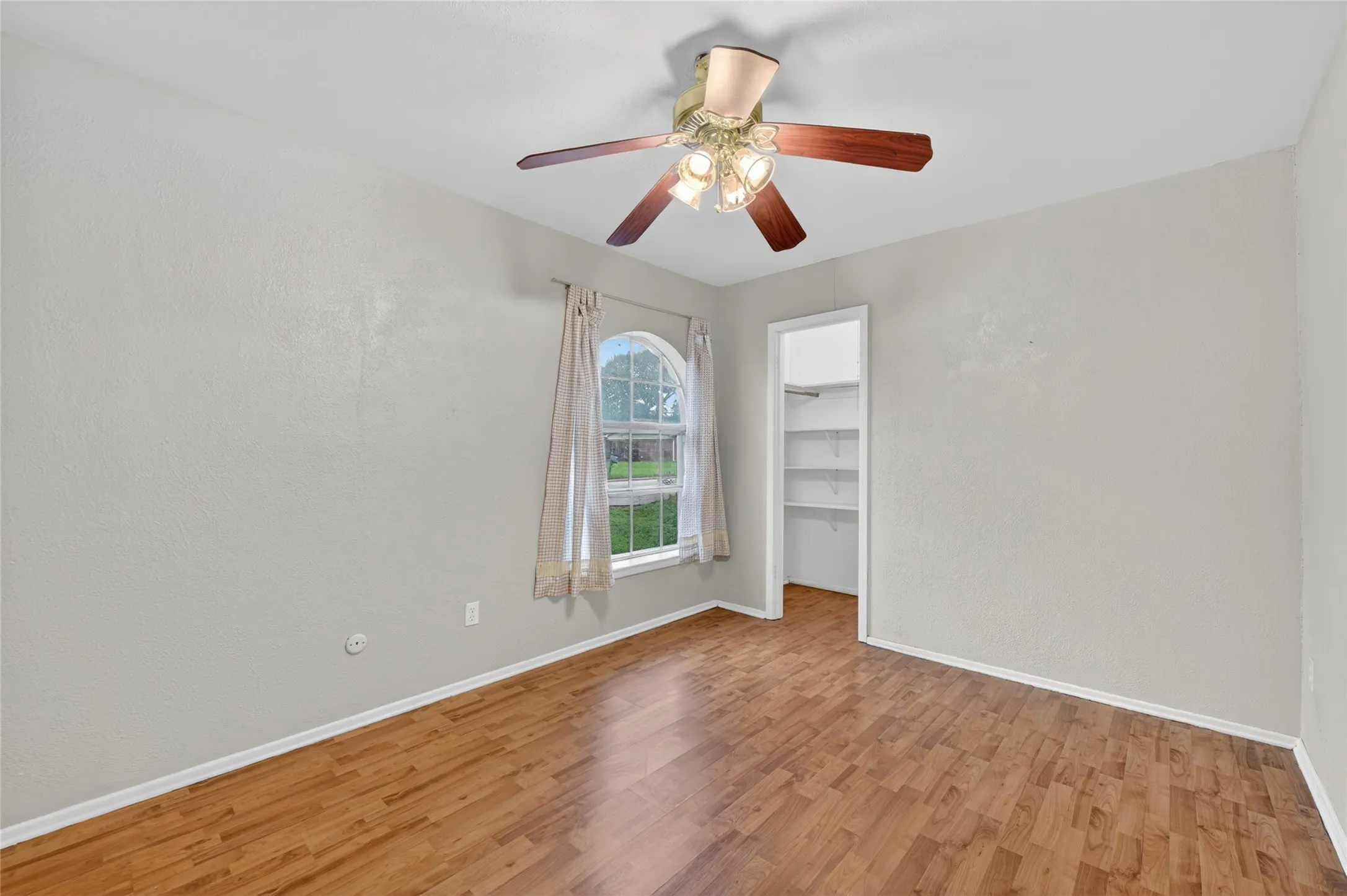 Single Family Residence For Sale in Tarrant County , 910 Kerry Street, Benbrook, Texas 76126, 4 Bedroom, 2 Bathroom, 2 Garage spaces, 1,451 Sqft, built in 1971, mls#21287185, Real Estate Agent in Benbrook, Homes For Sale in Tarrant county, Homes For Sale in Benbrook, Realtor in Benbrook Texas, Real Estate Brokerage Independent Realty Texas, Luminita Cordes Realtor