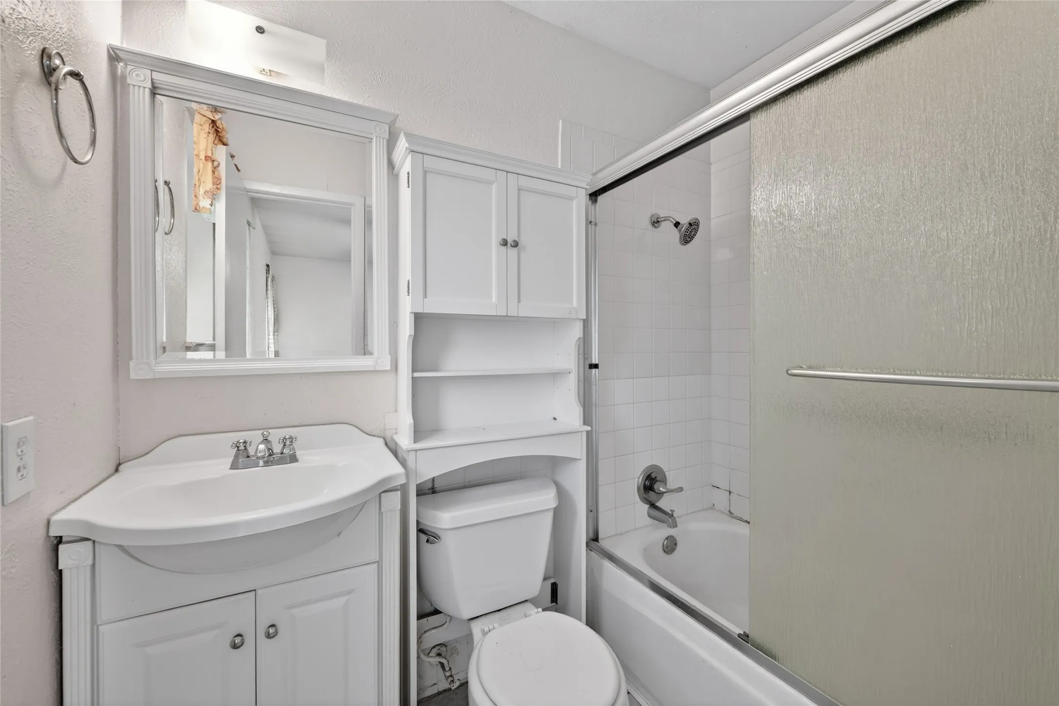Single Family Residence For Sale in Tarrant County , 910 Kerry Street, Benbrook, Texas 76126, 4 Bedroom, 2 Bathroom, 2 Garage spaces, 1,451 Sqft, built in 1971, mls#21287185, Real Estate Agent in Benbrook, Homes For Sale in Tarrant county, Homes For Sale in Benbrook, Realtor in Benbrook Texas, Real Estate Brokerage Independent Realty Texas, Luminita Cordes Realtor