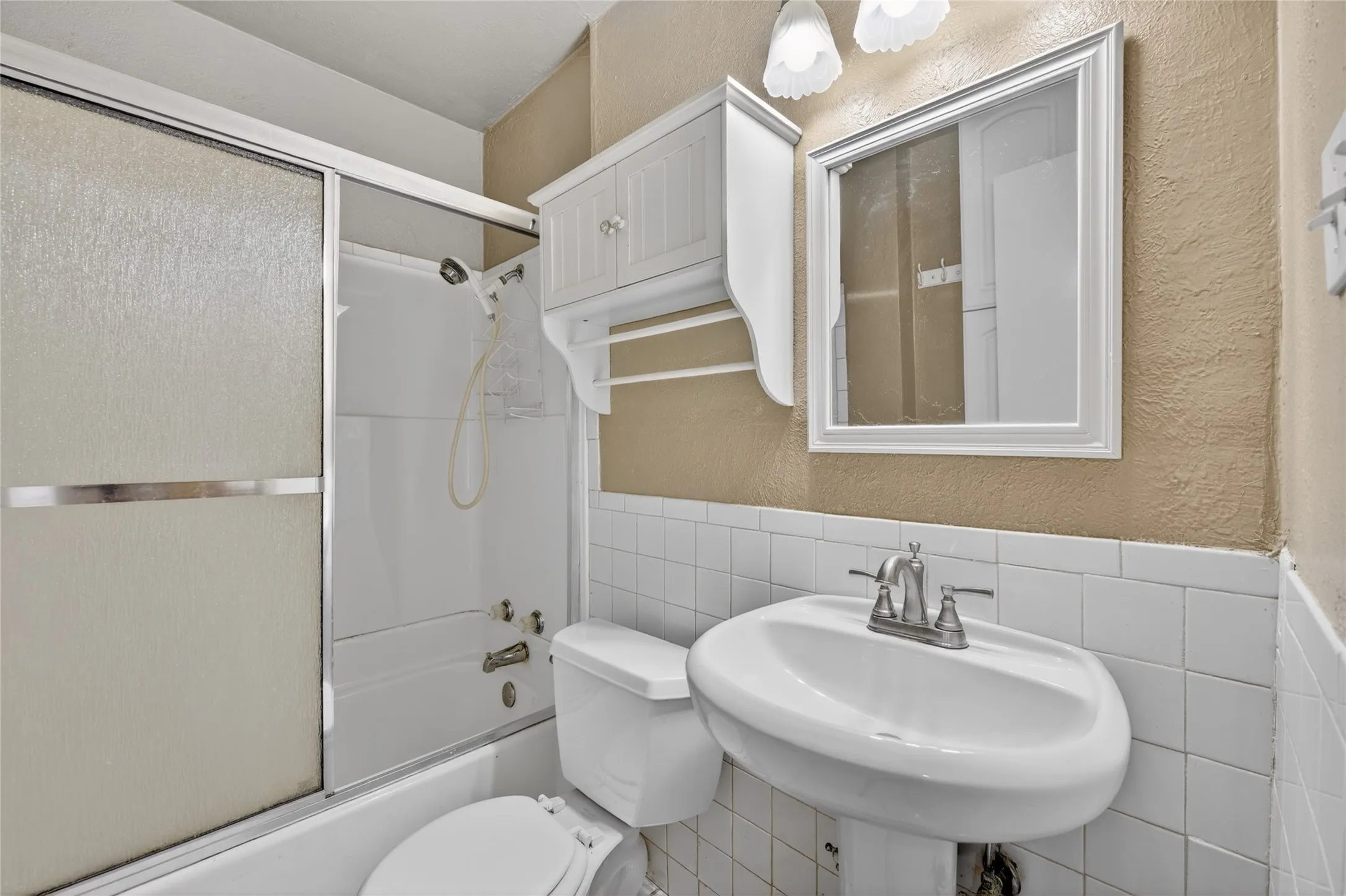 Single Family Residence For Sale in Tarrant County , 910 Kerry Street, Benbrook, Texas 76126, 4 Bedroom, 2 Bathroom, 2 Garage spaces, 1,451 Sqft, built in 1971, mls#21287185, Real Estate Agent in Benbrook, Homes For Sale in Tarrant county, Homes For Sale in Benbrook, Realtor in Benbrook Texas, Real Estate Brokerage Independent Realty Texas, Luminita Cordes Realtor
