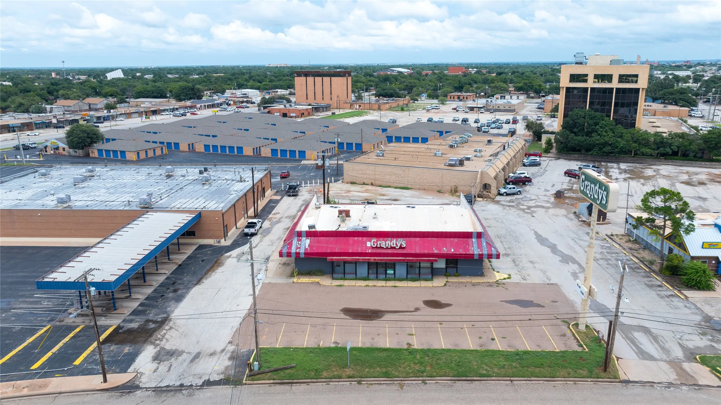 Retail For Sale in Taylor County , 401 Westwood Drive, Abilene, Texas 79603, 0, 0, Garage spaces, 0 Sqft, built in 1983, mls#21288484, Real Estate Agent in Abilene, Homes For Sale in Taylor county, Homes For Sale in Abilene, Realtor in Abilene Texas, Real Estate Brokerage Independent Realty Texas, Luminita Cordes Realtor