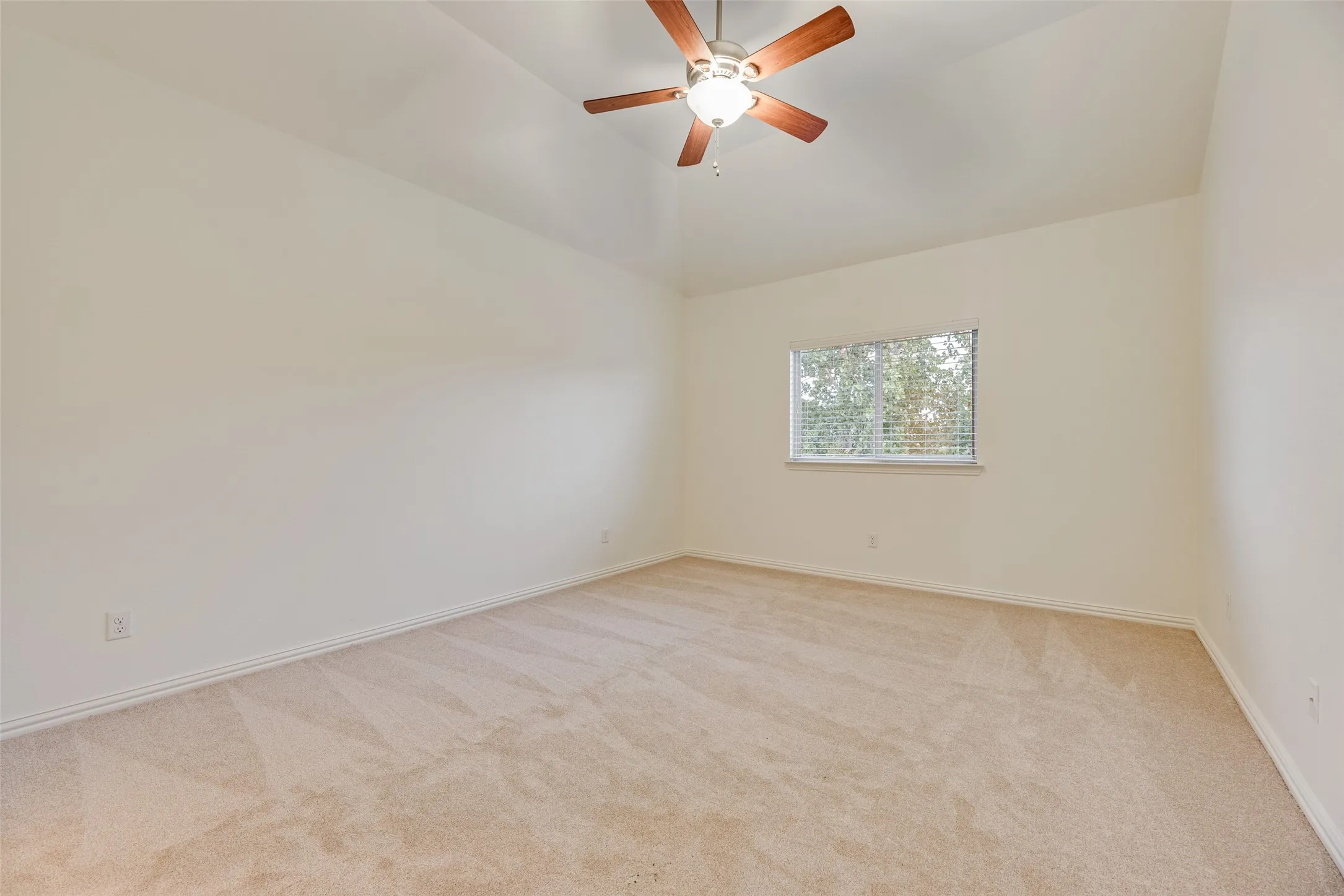 Single Family Residence For Sale in Tarrant County , 1424 Latigo Lane, Keller, Texas 76248, 5 Bedroom, 4 Bathroom, 3 Garage spaces, 4,850 Sqft, built in 2009, mls#21290888, Real Estate Agent in Keller, Homes For Sale in Tarrant county, Homes For Sale in Keller, Realtor in Keller Texas, Real Estate Brokerage Independent Realty Texas, Luminita Cordes Realtor