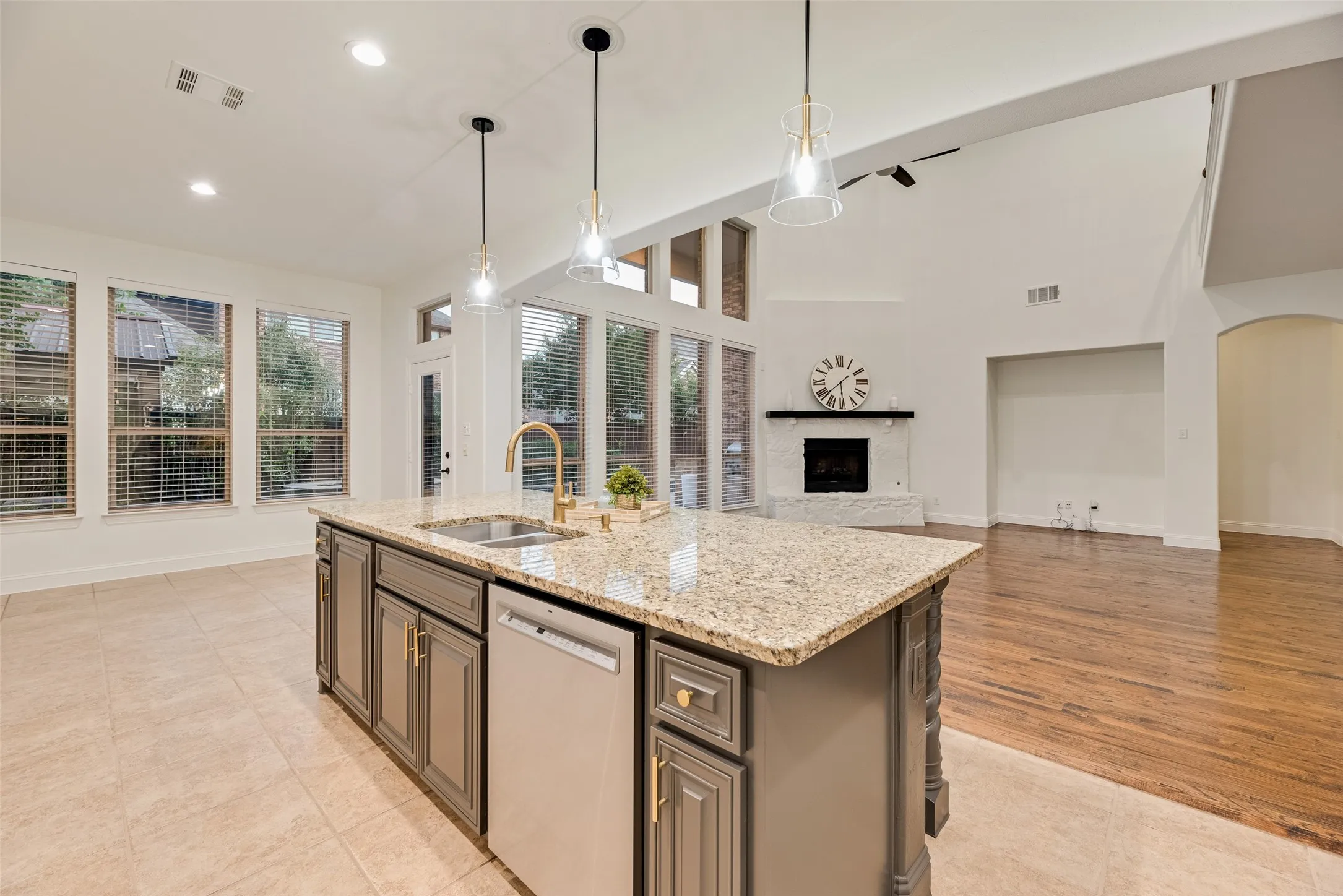Single Family Residence For Sale in Tarrant County , 1424 Latigo Lane, Keller, Texas 76248, 5 Bedroom, 4 Bathroom, 3 Garage spaces, 4,850 Sqft, built in 2009, mls#21290888, Real Estate Agent in Keller, Homes For Sale in Tarrant county, Homes For Sale in Keller, Realtor in Keller Texas, Real Estate Brokerage Independent Realty Texas, Luminita Cordes Realtor