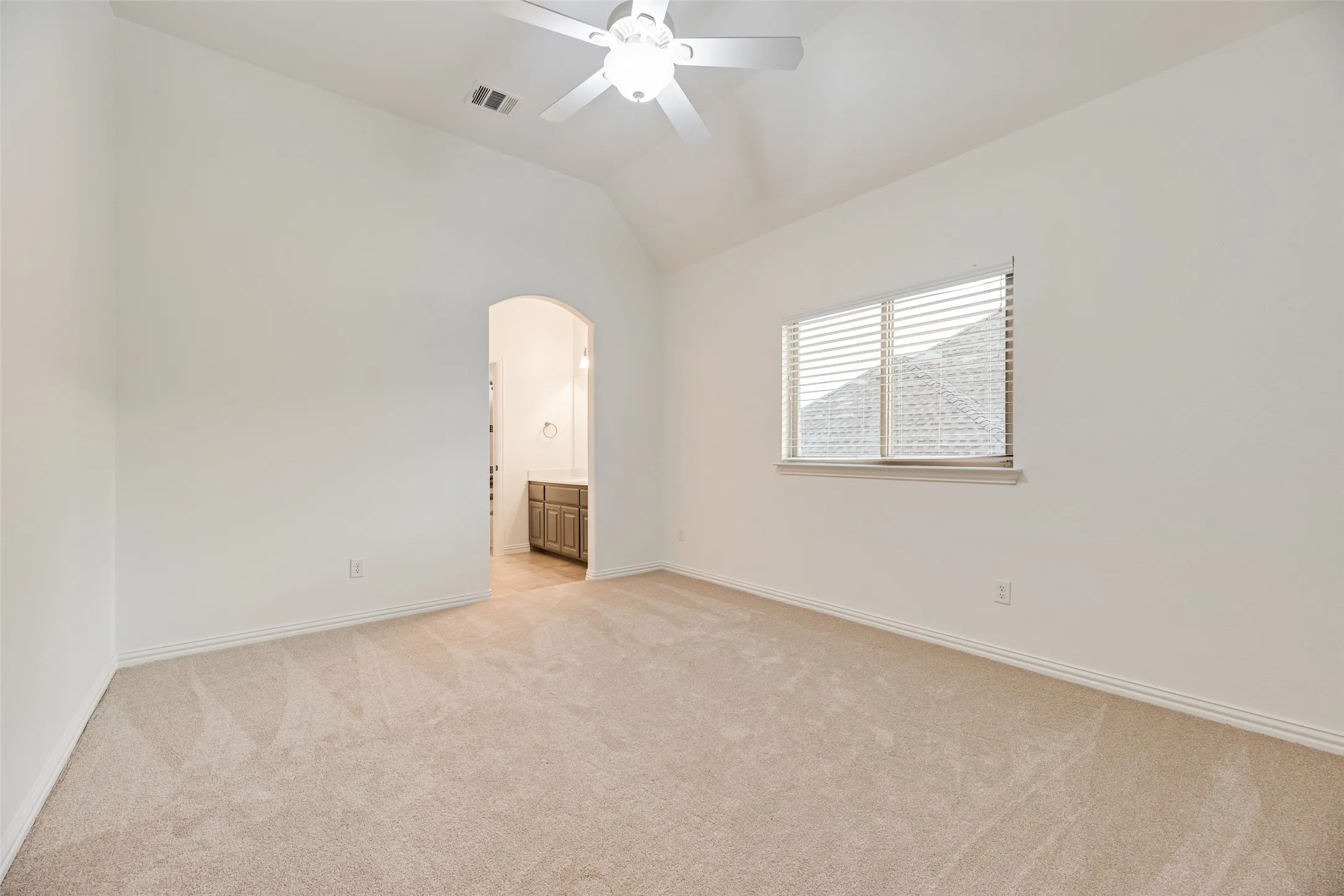 Single Family Residence For Sale in Tarrant County , 1424 Latigo Lane, Keller, Texas 76248, 5 Bedroom, 4 Bathroom, 3 Garage spaces, 4,850 Sqft, built in 2009, mls#21290888, Real Estate Agent in Keller, Homes For Sale in Tarrant county, Homes For Sale in Keller, Realtor in Keller Texas, Real Estate Brokerage Independent Realty Texas, Luminita Cordes Realtor