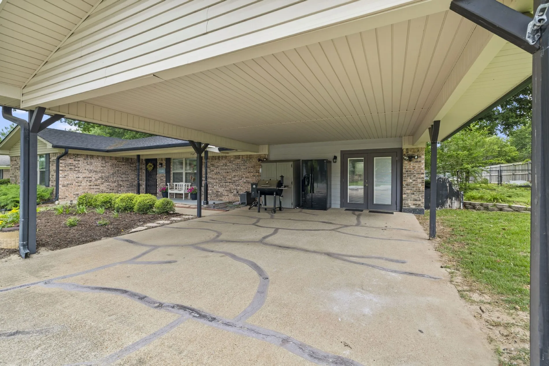 Single Family Residence For Sale in Wood County , 668 County Road 2436, Mineola, Texas 75773, 3 Bedroom, 2 Bathroom, Garage spaces, 2,361 Sqft, built in 1986, mls#21291805, Real Estate Agent in Mineola, Homes For Sale in Wood county, Homes For Sale in Mineola, Realtor in Mineola Texas, Real Estate Brokerage Independent Realty Texas, Luminita Cordes Realtor