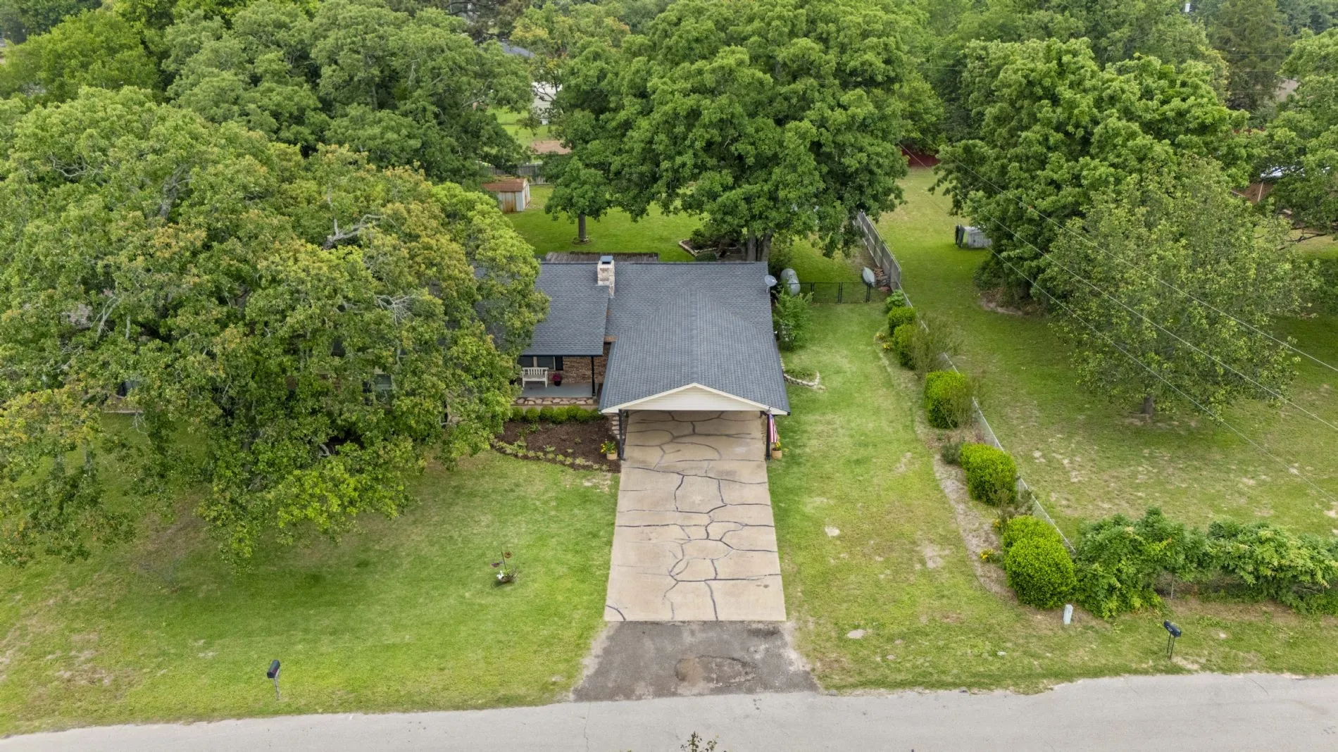 Single Family Residence For Sale in Wood County , 668 County Road 2436, Mineola, Texas 75773, 3 Bedroom, 2 Bathroom, Garage spaces, 2,361 Sqft, built in 1986, mls#21291805, Real Estate Agent in Mineola, Homes For Sale in Wood county, Homes For Sale in Mineola, Realtor in Mineola Texas, Real Estate Brokerage Independent Realty Texas, Luminita Cordes Realtor