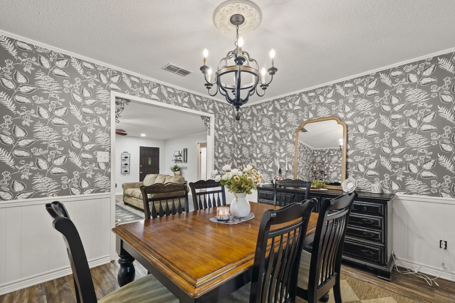 Single Family Residence For Sale in Wood County , 668 County Road 2436, Mineola, Texas 75773, 3 Bedroom, 2 Bathroom, Garage spaces, 2,361 Sqft, built in 1986, mls#21291805, Real Estate Agent in Mineola, Homes For Sale in Wood county, Homes For Sale in Mineola, Realtor in Mineola Texas, Real Estate Brokerage Independent Realty Texas, Luminita Cordes Realtor