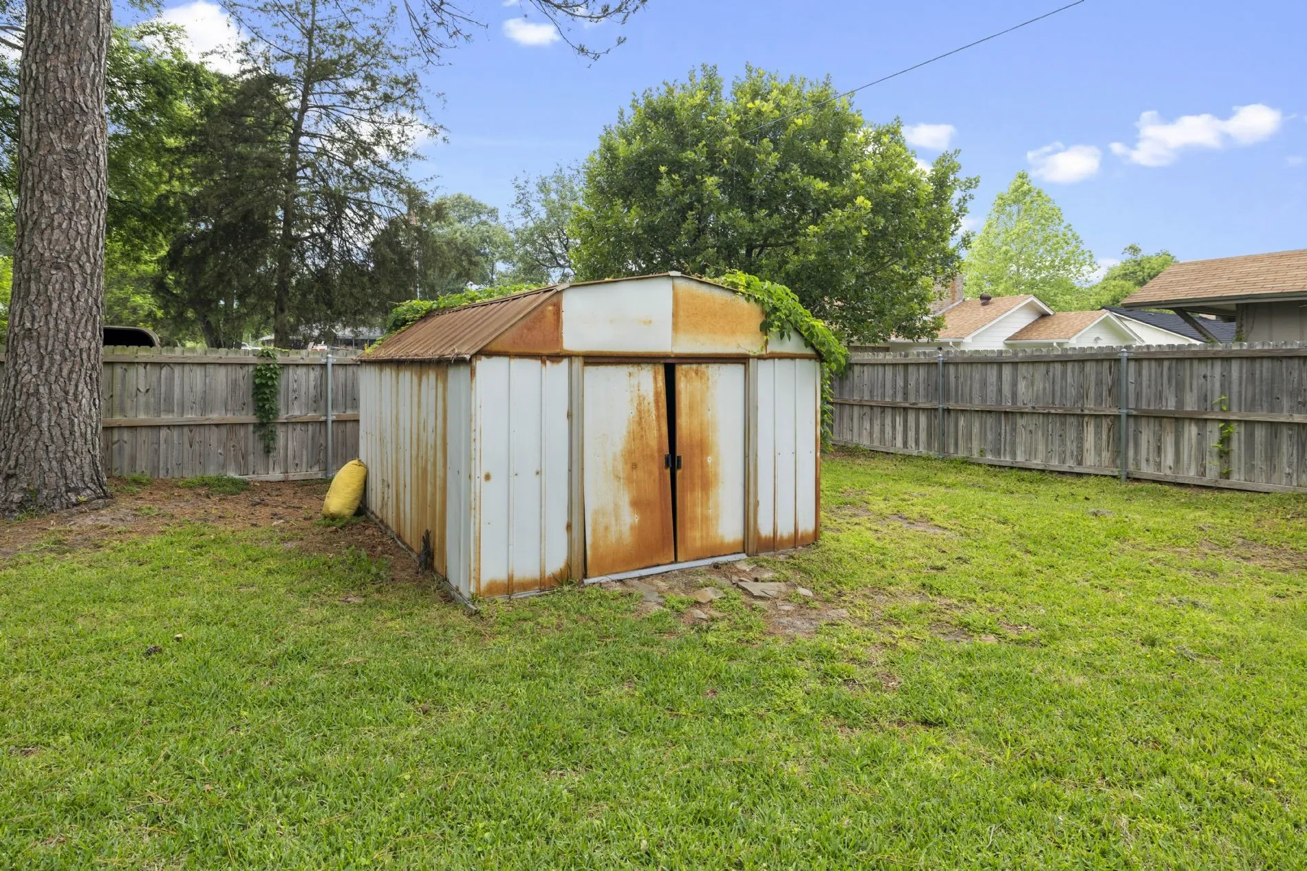 Single Family Residence For Sale in Wood County , 668 County Road 2436, Mineola, Texas 75773, 3 Bedroom, 2 Bathroom, Garage spaces, 2,361 Sqft, built in 1986, mls#21291805, Real Estate Agent in Mineola, Homes For Sale in Wood county, Homes For Sale in Mineola, Realtor in Mineola Texas, Real Estate Brokerage Independent Realty Texas, Luminita Cordes Realtor