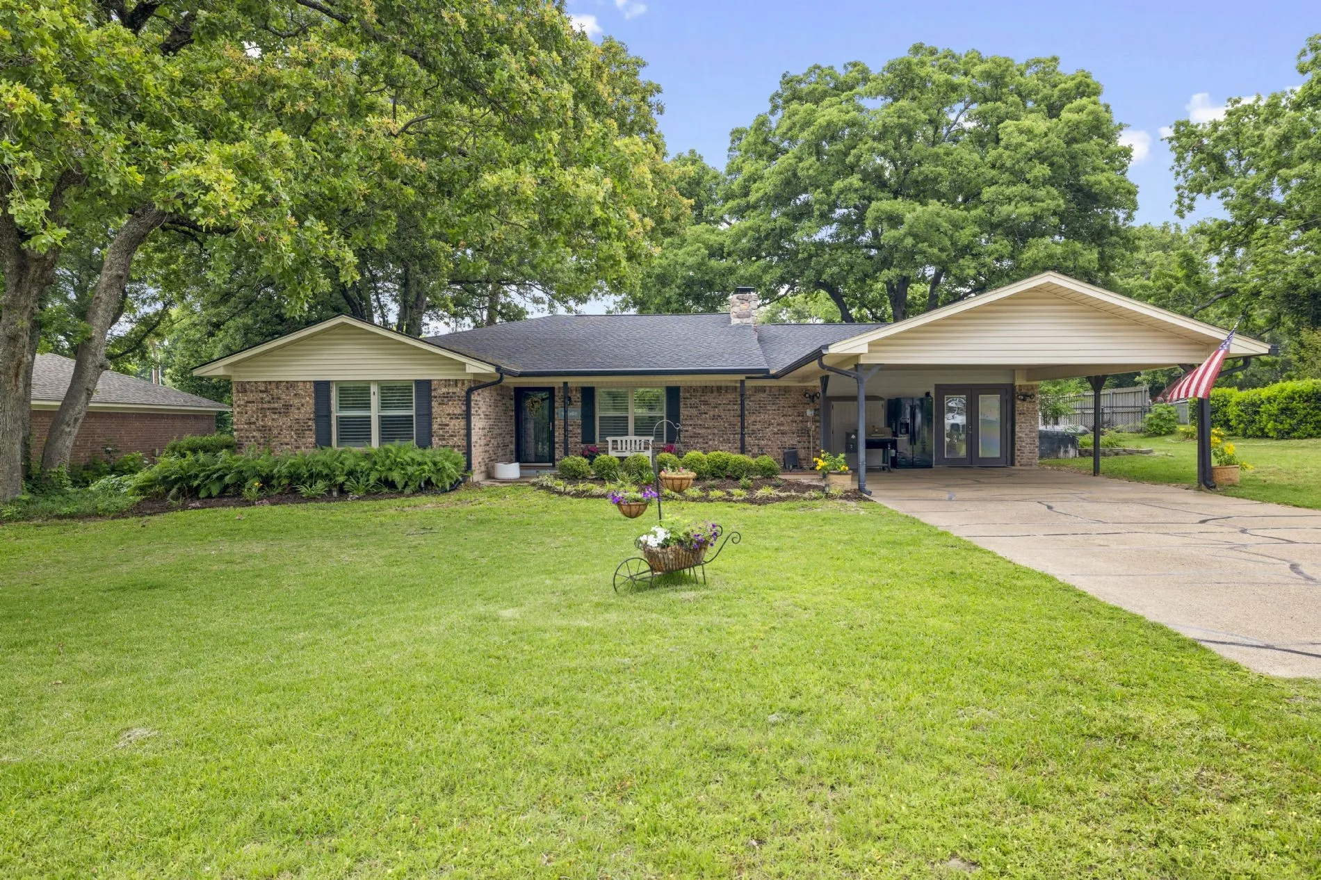 Single Family Residence For Sale in Wood County , 668 County Road 2436, Mineola, Texas 75773, 3 Bedroom, 2 Bathroom, Garage spaces, 2,361 Sqft, built in 1986, mls#21291805, Real Estate Agent in Mineola, Homes For Sale in Wood county, Homes For Sale in Mineola, Realtor in Mineola Texas, Real Estate Brokerage Independent Realty Texas, Luminita Cordes Realtor