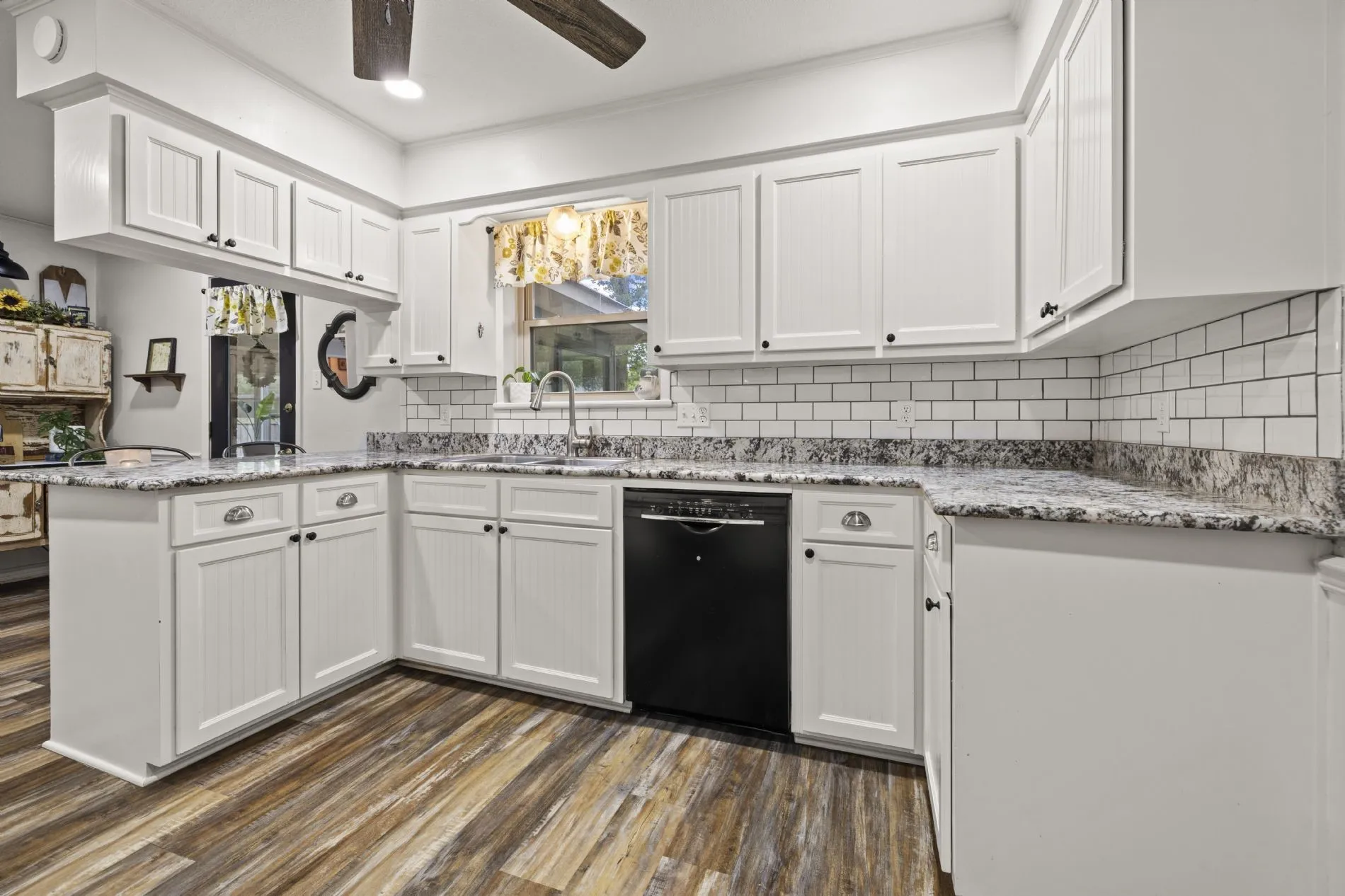 Single Family Residence For Sale in Wood County , 668 County Road 2436, Mineola, Texas 75773, 3 Bedroom, 2 Bathroom, Garage spaces, 2,361 Sqft, built in 1986, mls#21291805, Real Estate Agent in Mineola, Homes For Sale in Wood county, Homes For Sale in Mineola, Realtor in Mineola Texas, Real Estate Brokerage Independent Realty Texas, Luminita Cordes Realtor