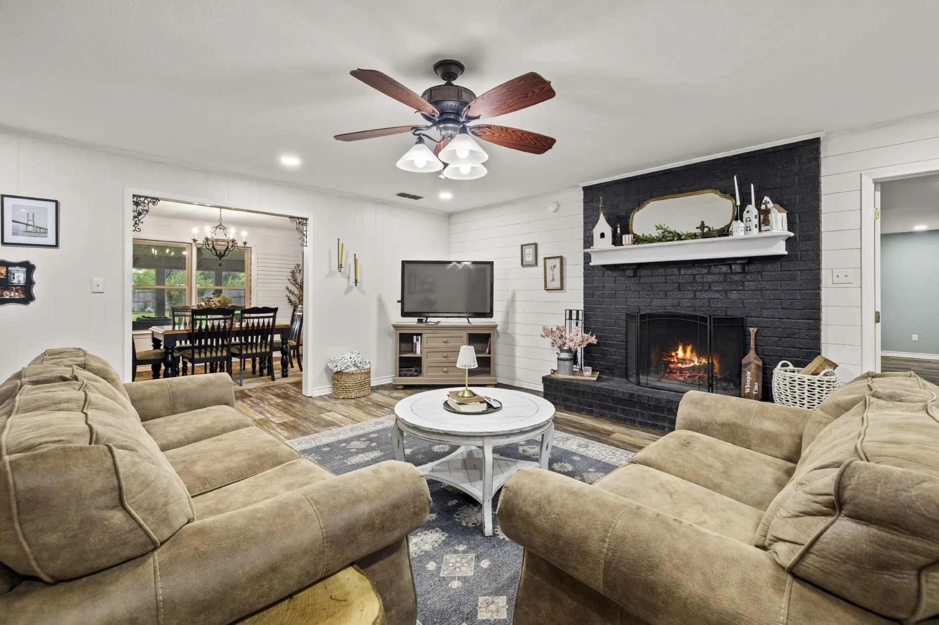 Single Family Residence For Sale in Wood County , 668 County Road 2436, Mineola, Texas 75773, 3 Bedroom, 2 Bathroom, Garage spaces, 2,361 Sqft, built in 1986, mls#21291805, Real Estate Agent in Mineola, Homes For Sale in Wood county, Homes For Sale in Mineola, Realtor in Mineola Texas, Real Estate Brokerage Independent Realty Texas, Luminita Cordes Realtor
