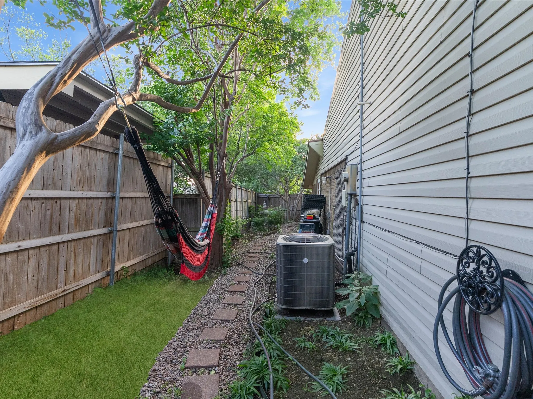 Single Family Residence For Sale in Dallas County , 2812 Prescott Drive, Carrollton, Texas 75006, 3 Bedroom, 3 Bathroom, 2 Garage spaces, 1,654 Sqft, built in 1979, mls#21291144, Real Estate Agent in Carrollton, Homes For Sale in Dallas county, Homes For Sale in Carrollton, Realtor in Carrollton Texas, Real Estate Brokerage Independent Realty Texas, Luminita Cordes Realtor