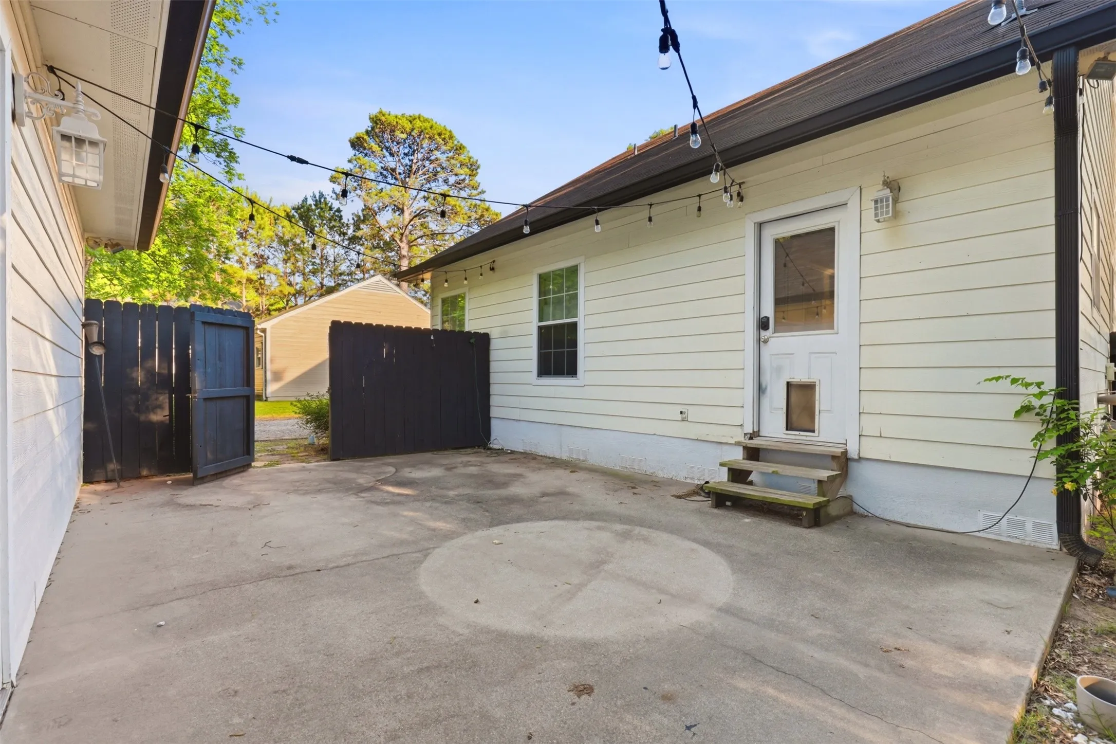 Single Family Residence For Sale in Camp County , 325 Quitman Street, Pittsburg, Texas 75686, 4 Bedrooms, 2 Bathrooms, 1 Garage spaces, 1,540 Sqft, built in 2008, Price $278,500, mls#21291838, Real Estate Agent in Pittsburg, Homes For Sale in Camp county, Homes For Sale in Pittsburg, Realtor in Pittsburg Texas, Real Estate Brokerage Independent Realty Texas, Luminita Cordes Realtor