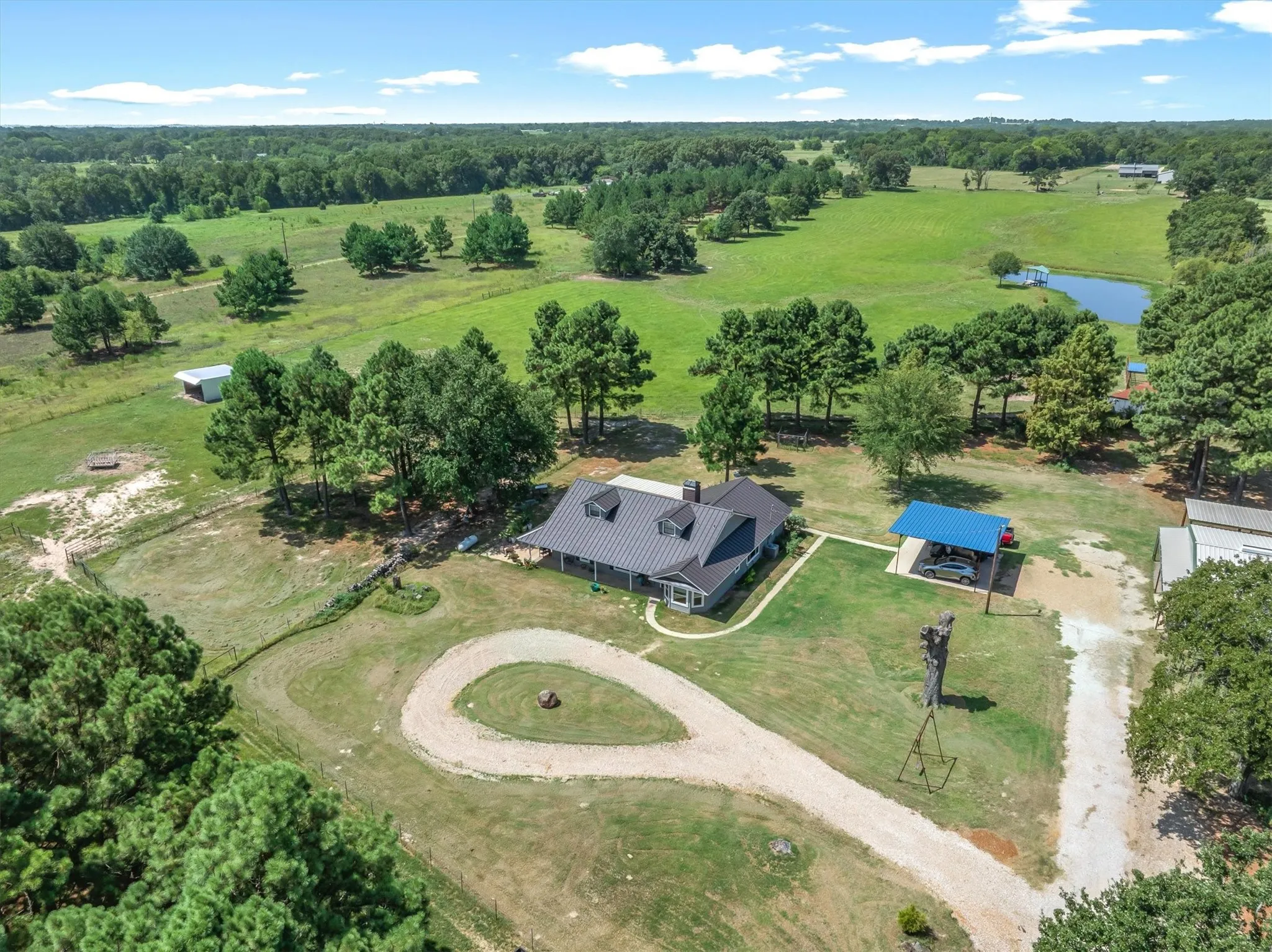 Single Family Residence For Sale in Van Zandt County , 132 Private Road 7105, Edgewood, Texas 75117, 4 Bedroom, 2 Bathroom, 4 Garage spaces, 2,186 Sqft, built in 1993, mls#21288155, Real Estate Agent in Edgewood, Homes For Sale in Van Zandt county, Homes For Sale in Edgewood, Realtor in Edgewood Texas, Real Estate Brokerage Independent Realty Texas, Luminita Cordes Realtor