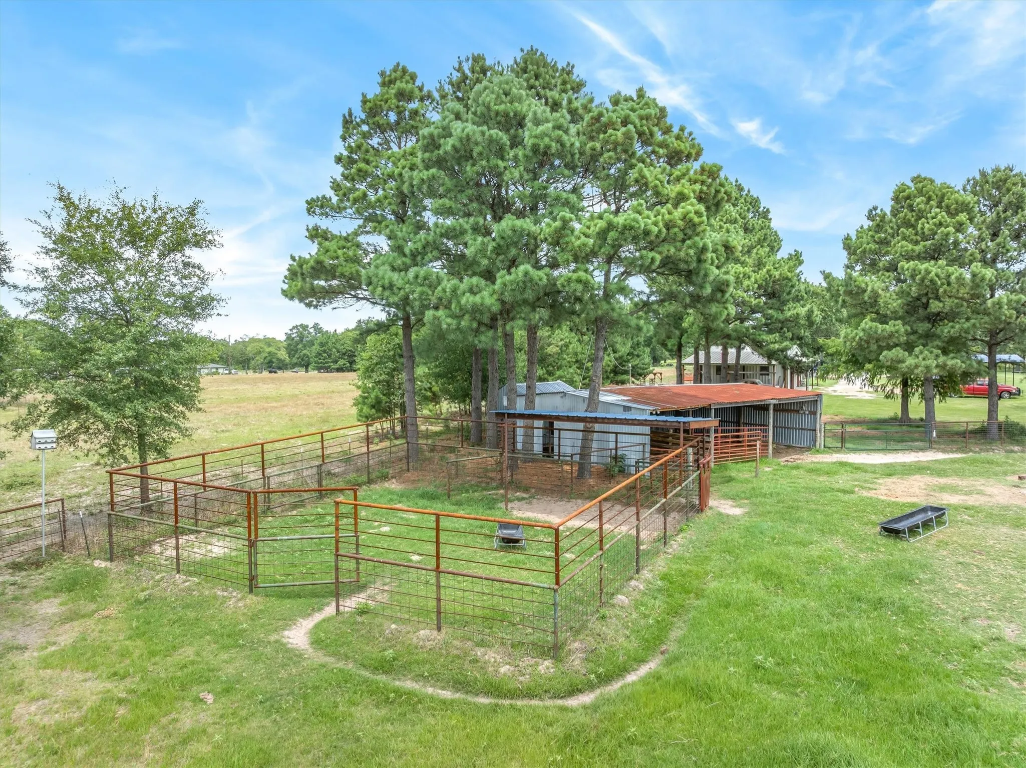 Round pens, barn and stables
