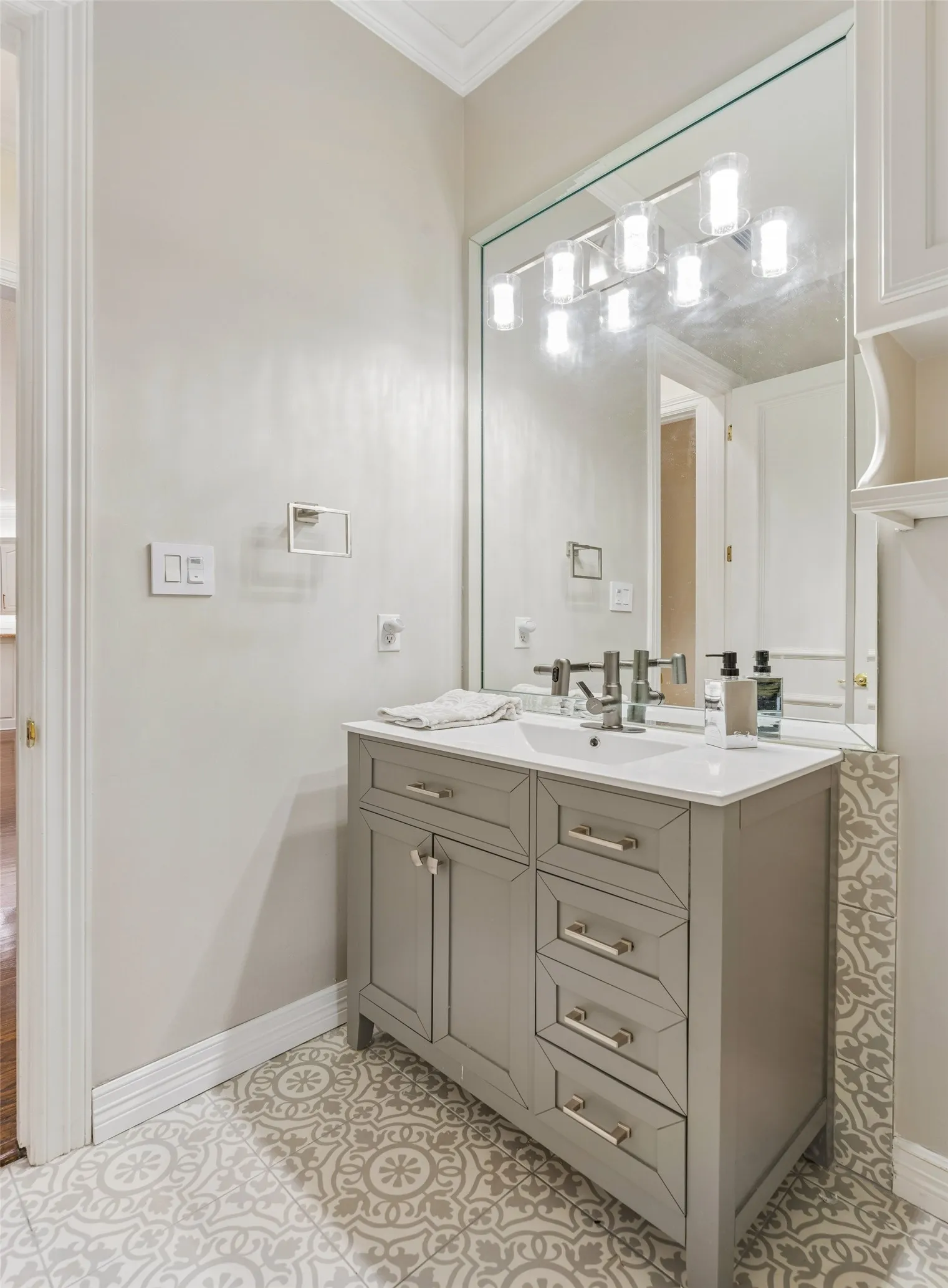 Single Family Residence For Sale in Tarrant County , 920 Independence Parkway, Southlake, Texas 76092, 5 Bedroom, 5 Bathroom, 3 Garage spaces, 4,669 Sqft, built in 1996, mls#21276813, Real Estate Agent in Southlake, Homes For Sale in Tarrant county, Homes For Sale in Southlake, Realtor in Southlake Texas, Real Estate Brokerage Independent Realty Texas, Luminita Cordes Realtor