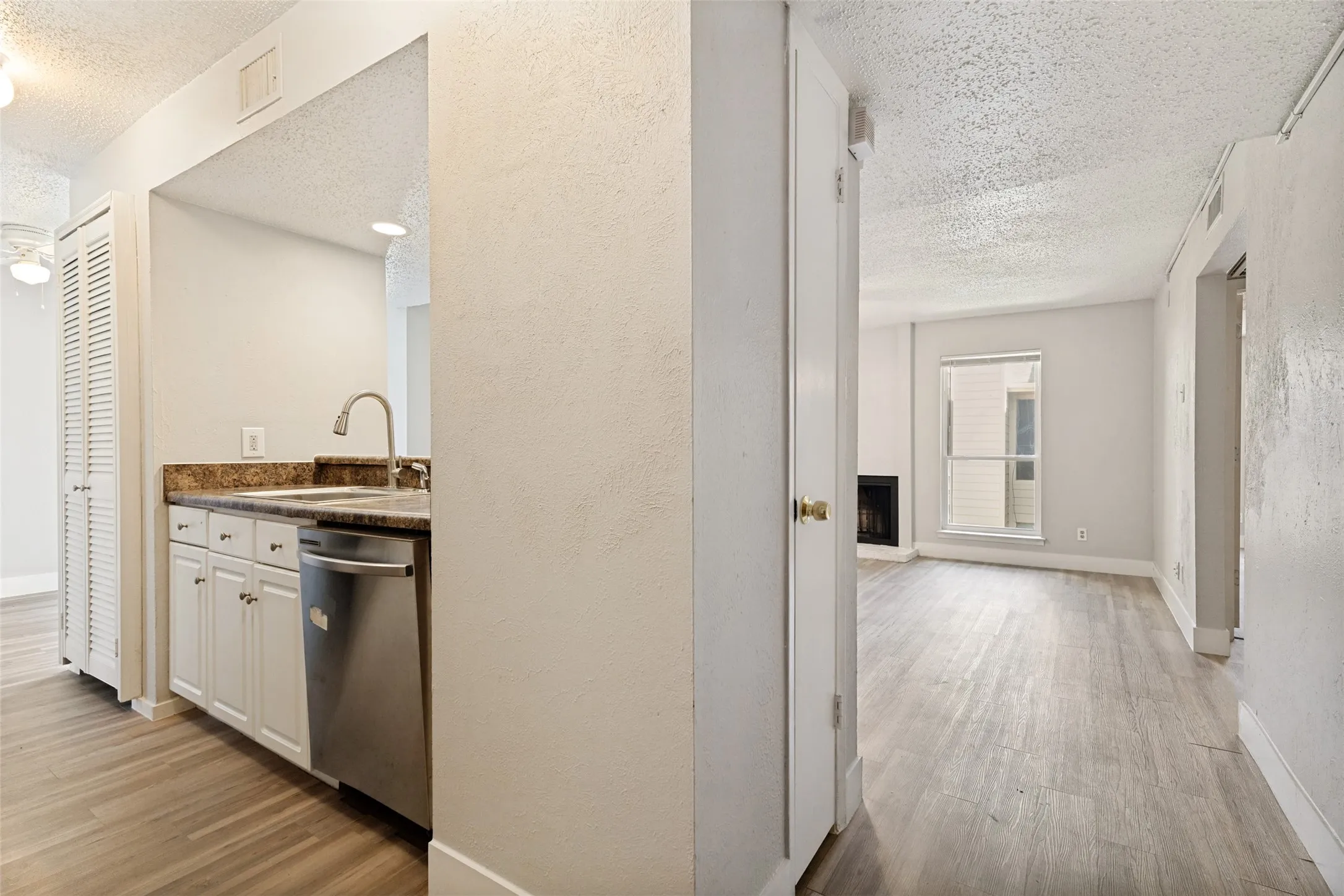 Condominium For Sale in Tarrant County , 5522 Boca Raton Boulevard 404, Fort Worth, Texas 76112, 2 Bedroom, 2 Bathroom, Garage spaces, 1,010 Sqft, built in 1972, mls#21291845, Real Estate Agent in Fort Worth, Homes For Sale in Tarrant county, Homes For Sale in Fort Worth, Realtor in Fort Worth Texas, Real Estate Brokerage Independent Realty Texas, Luminita Cordes Realtor