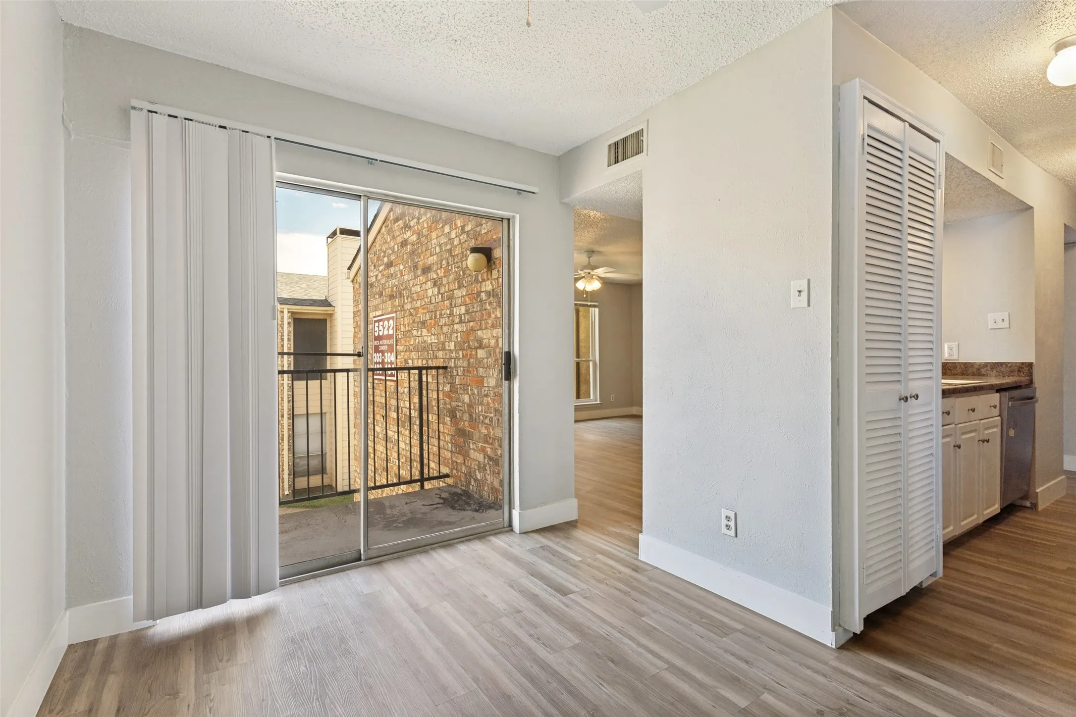 Condominium For Sale in Tarrant County , 5522 Boca Raton Boulevard 404, Fort Worth, Texas 76112, 2 Bedroom, 2 Bathroom, Garage spaces, 1,010 Sqft, built in 1972, mls#21291845, Real Estate Agent in Fort Worth, Homes For Sale in Tarrant county, Homes For Sale in Fort Worth, Realtor in Fort Worth Texas, Real Estate Brokerage Independent Realty Texas, Luminita Cordes Realtor