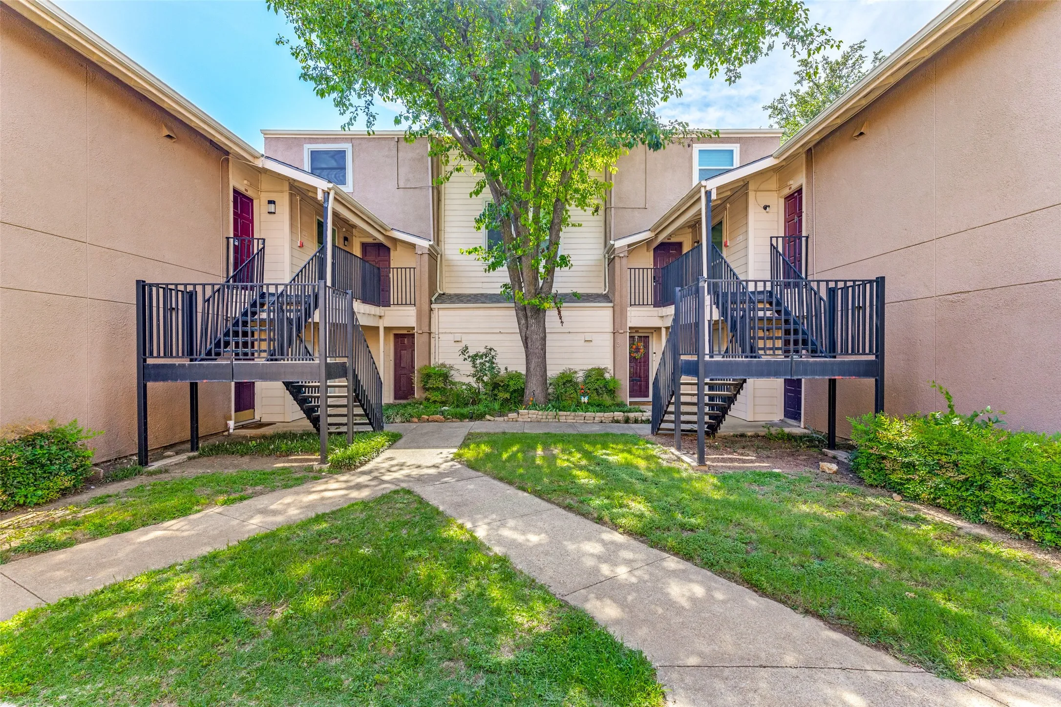 Condominium For Sale in Tarrant County , 5522 Boca Raton Boulevard 404, Fort Worth, Texas 76112, 2 Bedroom, 2 Bathroom, Garage spaces, 1,010 Sqft, built in 1972, mls#21291845, Real Estate Agent in Fort Worth, Homes For Sale in Tarrant county, Homes For Sale in Fort Worth, Realtor in Fort Worth Texas, Real Estate Brokerage Independent Realty Texas, Luminita Cordes Realtor