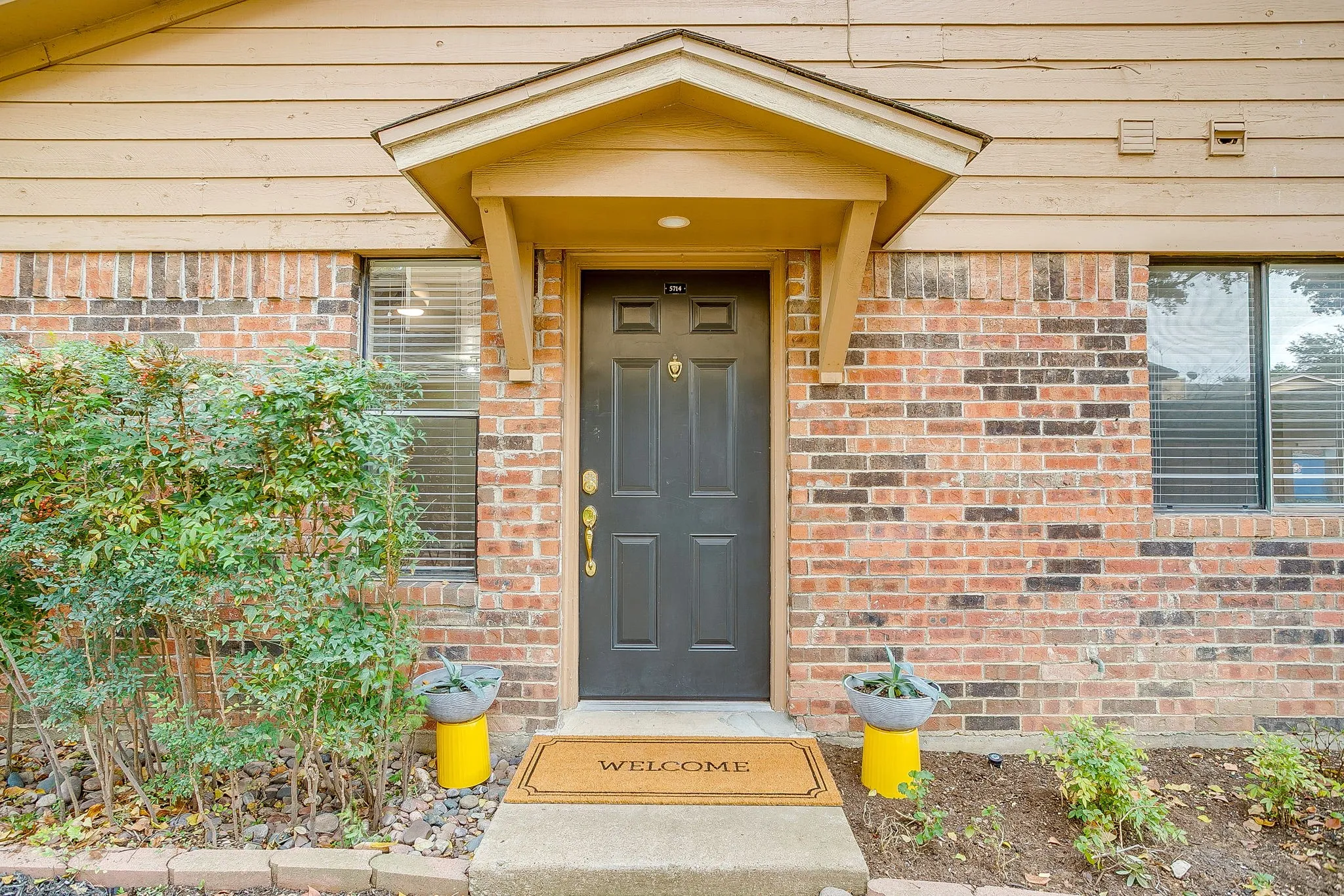 Townhouse For Sale in Tarrant County , 5714 Cedar Creek Drive, Benbrook, Texas 76109, 3 Bedrooms, 2 Bathrooms, Garage spaces, 1,155 Sqft, built in 1984, Price $199,900, mls#21291851, Real Estate Agent in Benbrook, Homes For Sale in Tarrant county, Homes For Sale in Benbrook, Realtor in Benbrook Texas, Real Estate Brokerage Independent Realty Texas, Luminita Cordes Realtor